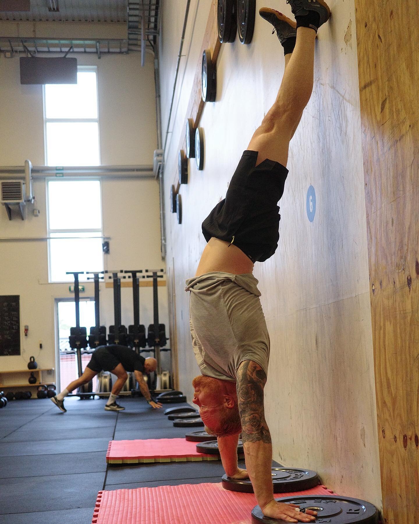 WOD 3/8 - 2022

20 min AMRAP: 

1 x Deficit Handstand Pushups 
2 x Strict chest to bar Pullup 
3 x Double KB Frontsquat 2x32 / 2x24 kg 

#wod #crossfit #crossfitv&auml;stkusten #m&ouml;lnlyckeboxen