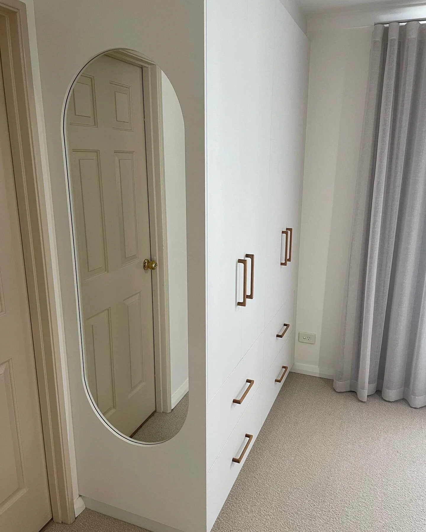 It&rsquo;s all about the curves..the effect this curvaceous customised mirror provides within the transformed master bedroom space within the #Dianella project. 

Simply stunning! 🤍

From the once limited storage allowance, we have now been able to 