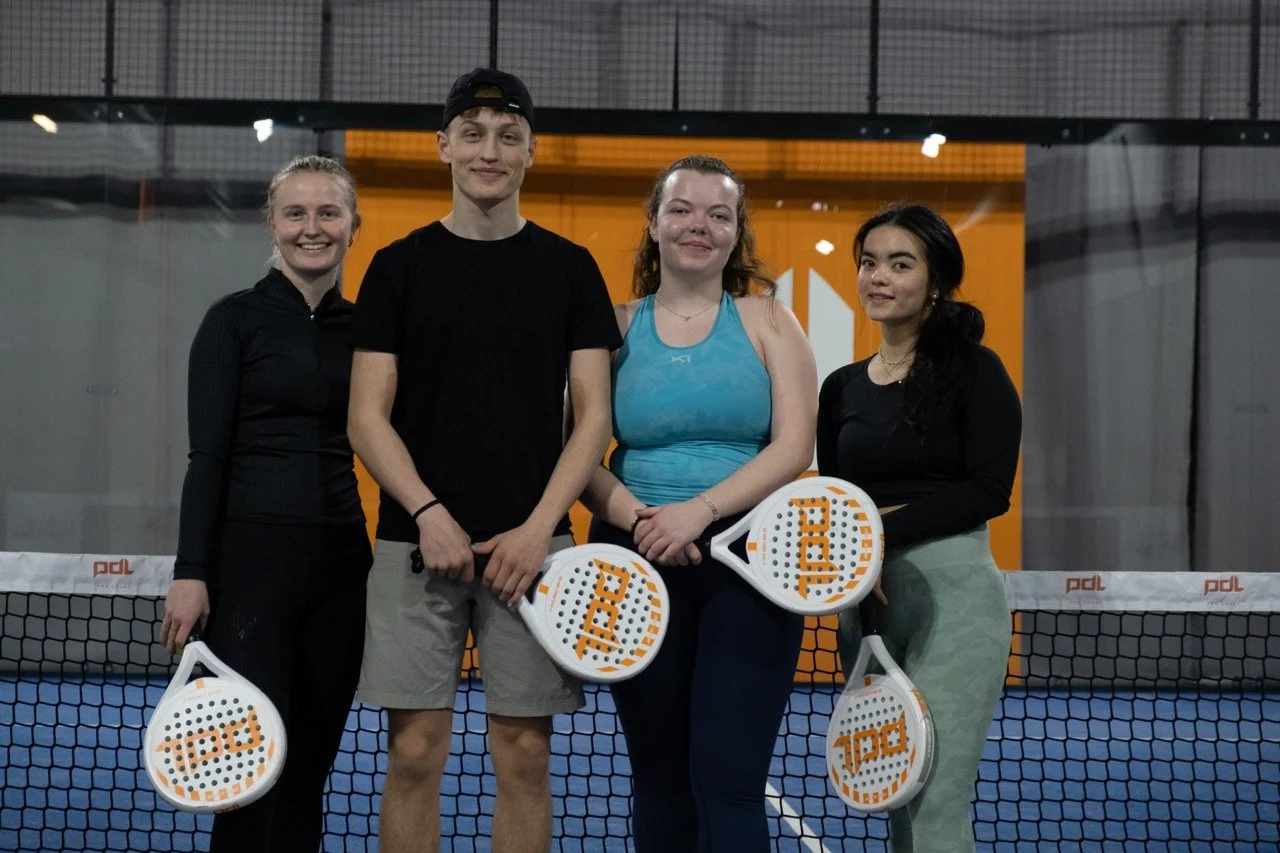 En gjeng fra Kristiansand folkehøyskole som bruker tilbud i nærområdet. Her fra Padel hallen ti minutter unna.