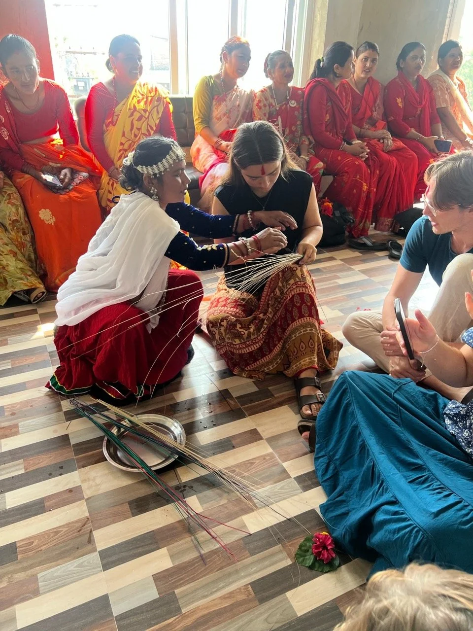 Elev som lærer håndverk av lokale i flotte drakter