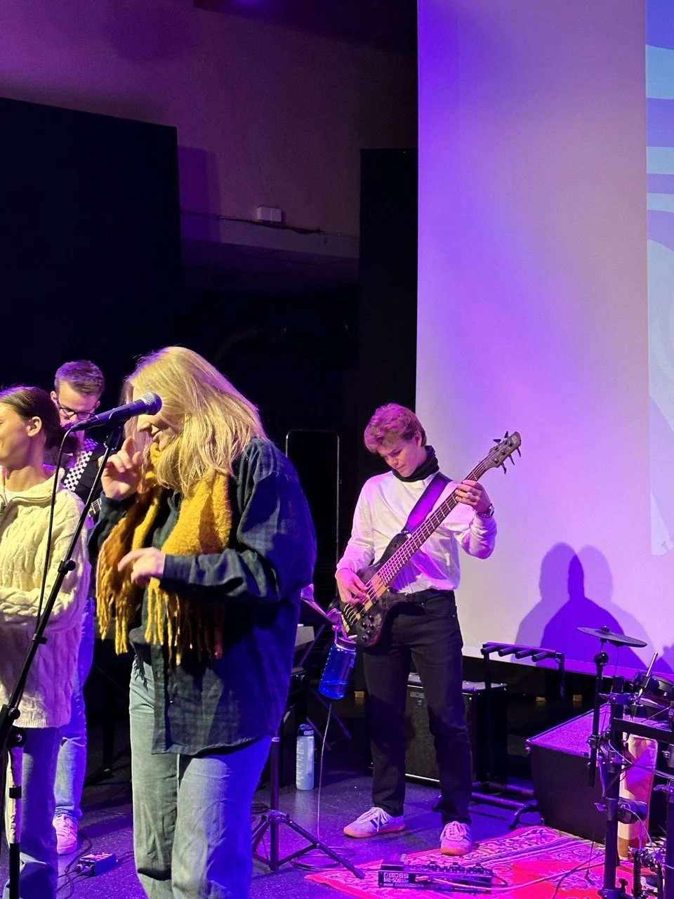 Gutt som spiller elektrisk gitar sammen med resten av bandet i valgfag band