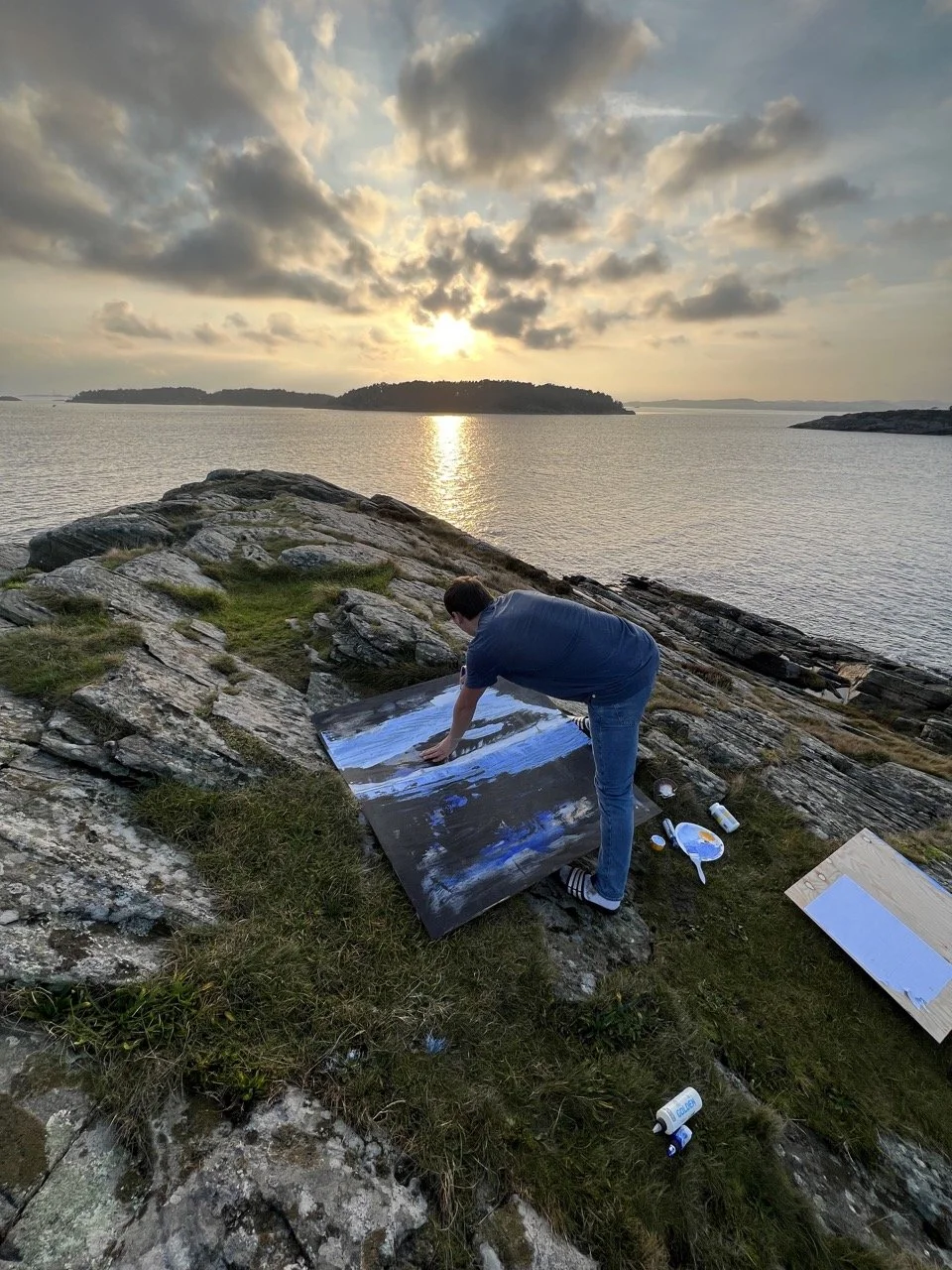 kunst ved havet. Male i skjærgården i vakker solnedgang.