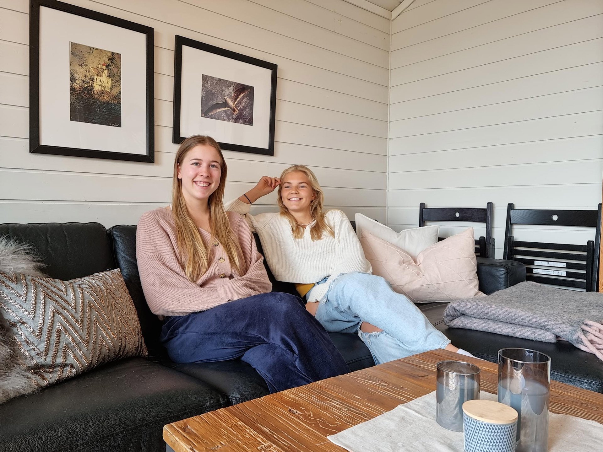 to av våre elever som bor på enerom i hjemmekoselige hytter med egen stue, kjøkkenkrok og bad.