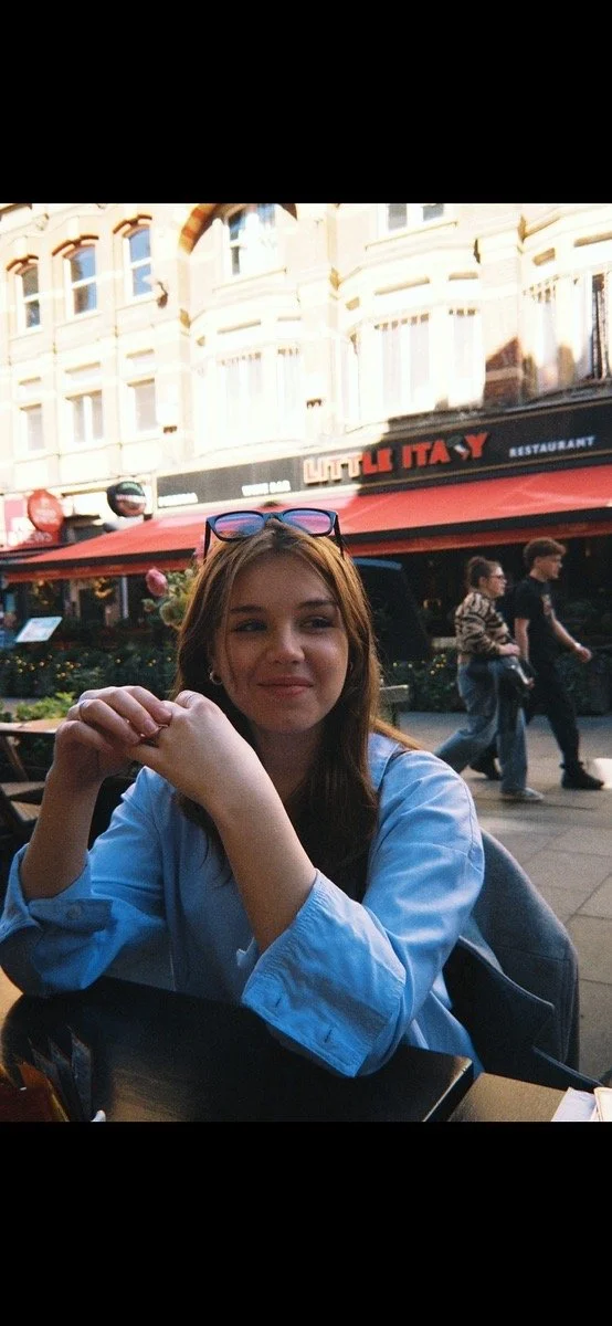 Jente som sitter på utekafe i London