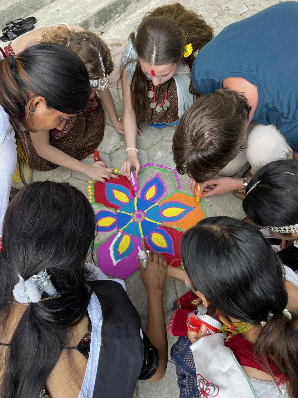 Global-elever sammen med nepalske jenter