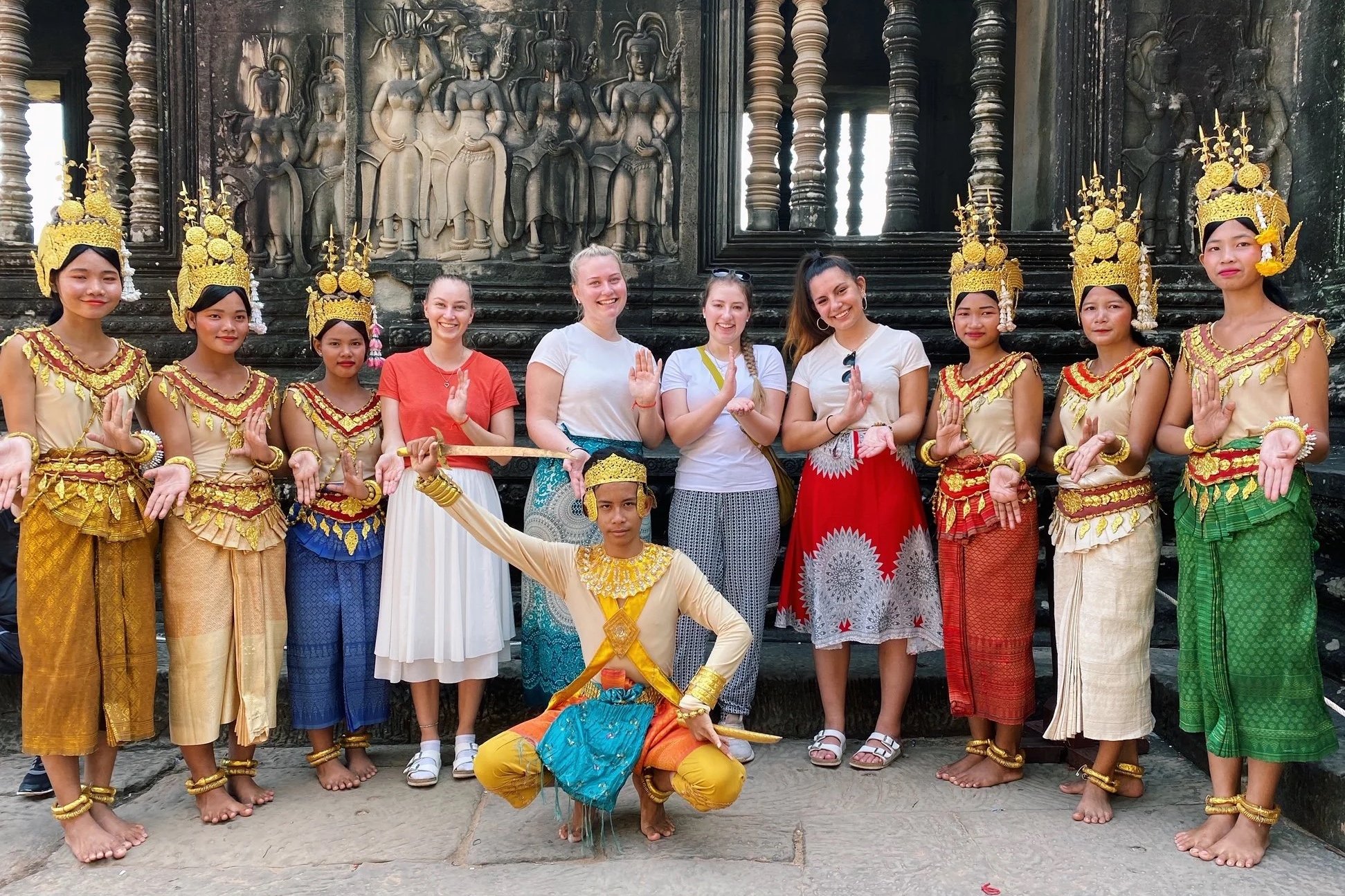 Elever møter lokale i sine tradisjonelle drakter på linjetur i Asia.