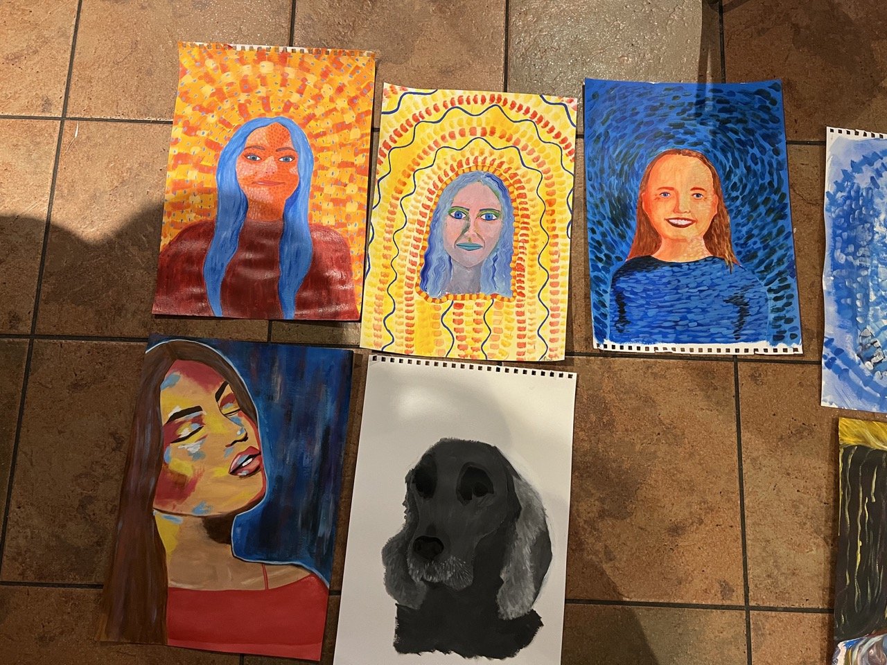 portretter av jenter og en hund i akryl i valgfaget kunst