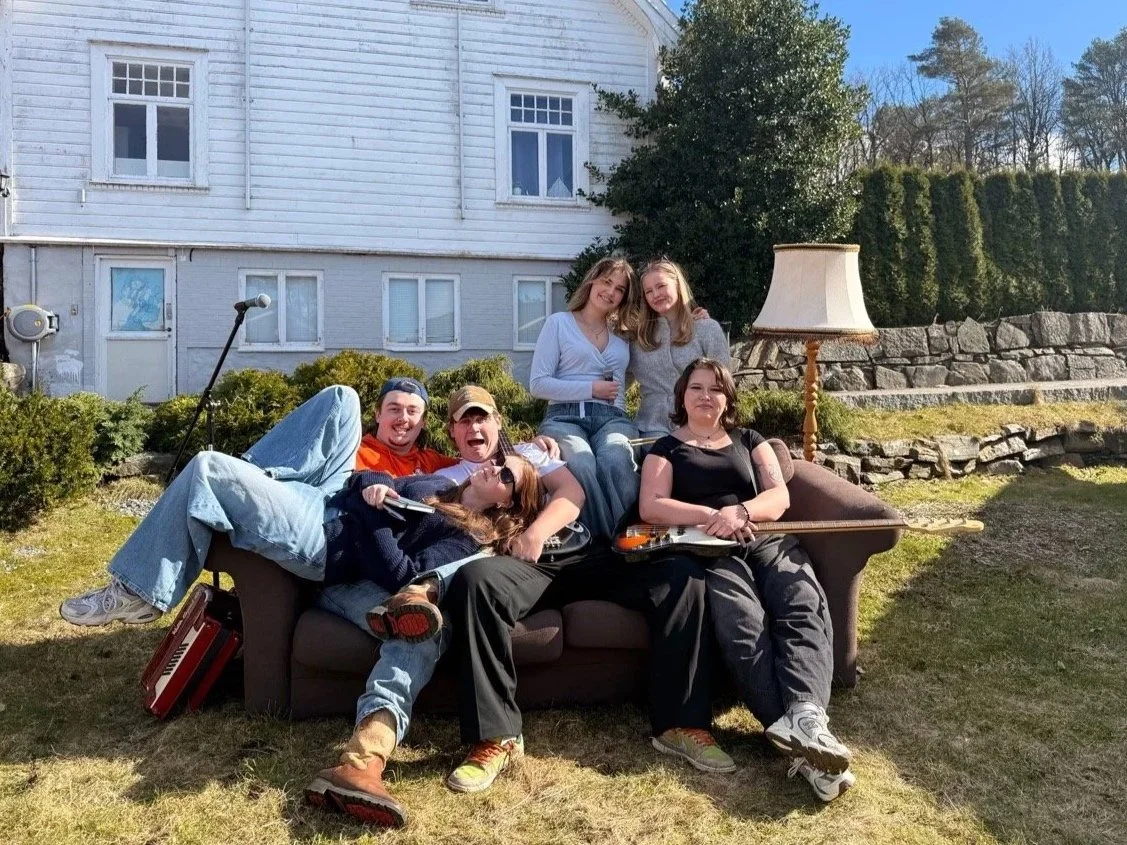 Musikk elever som sitter i sofa ute i sola - Friends referanse