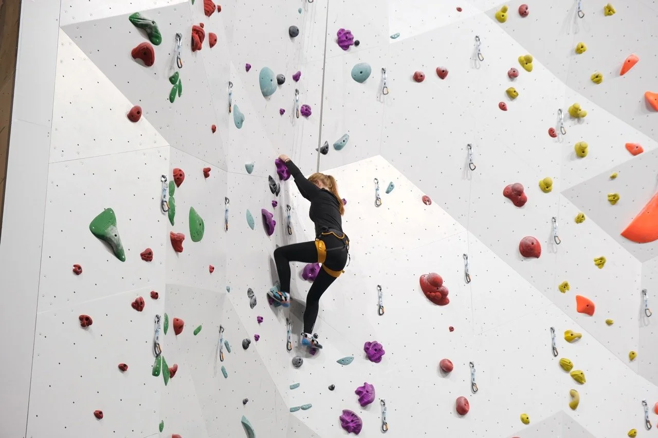 Jente som klatrer i innendørs hall