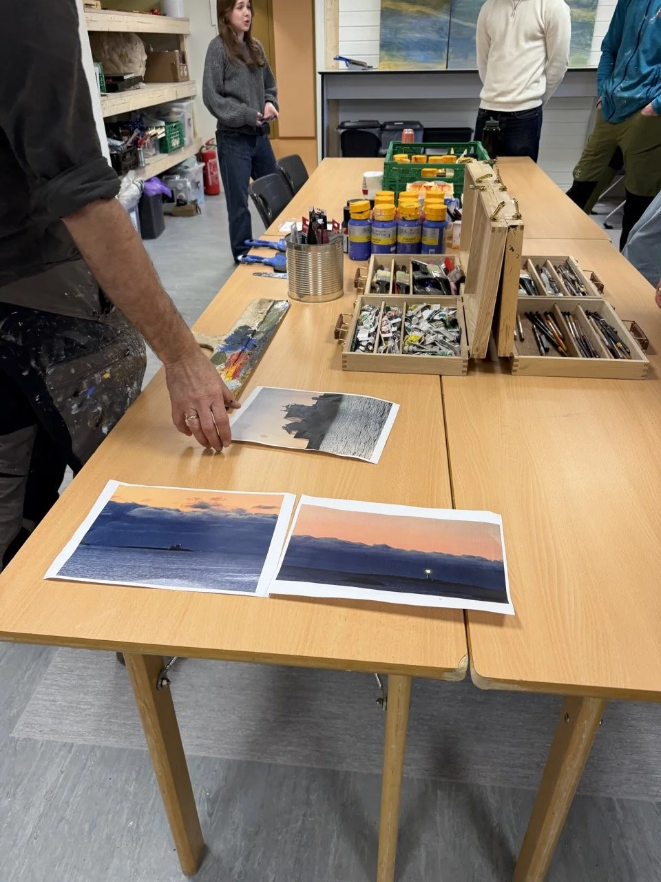 Bilder av lærer som forbereder kunst valgfag