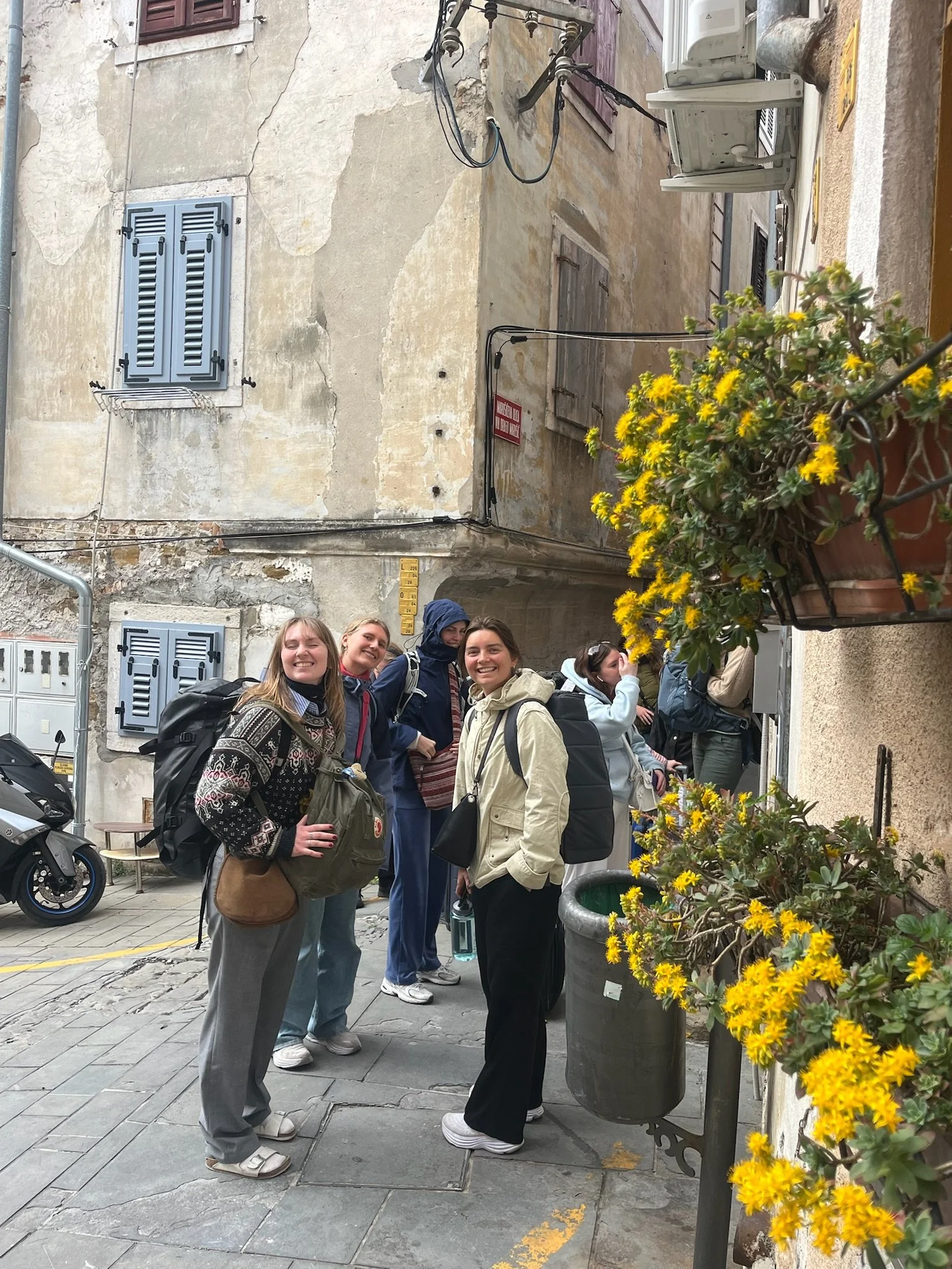 Smilende jenter utenfor hostel i Piran Slovenia