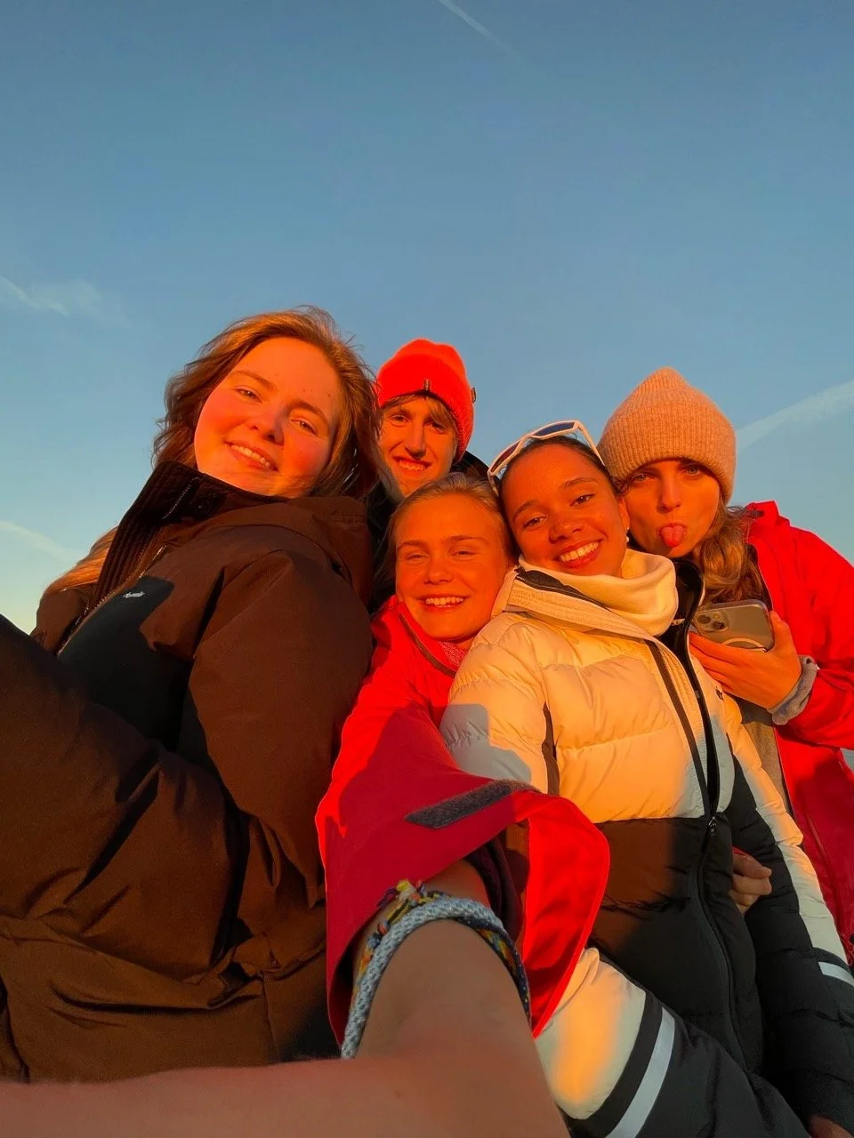 fem blide elever i solnedgang