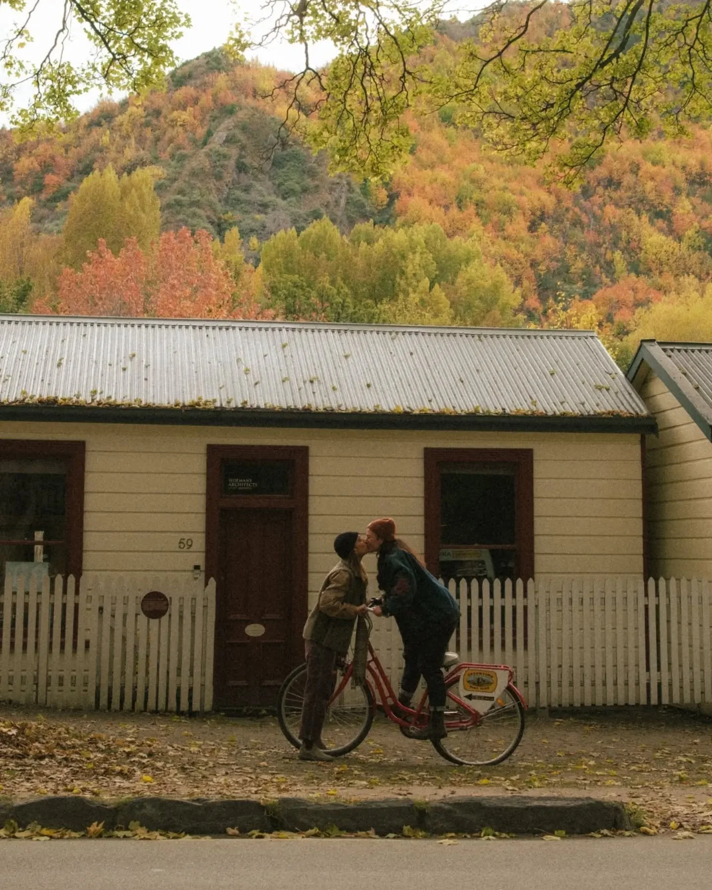 the cosiest autumn session w Lauren &amp; Cait 🍁🍂

(fav time of the year honestly)

last of the content we shot at our cinematic photographer's retreat! stay tuned for news of our next endeavours... 🌪️

#couplesphotography #engagementphotoshoot #c