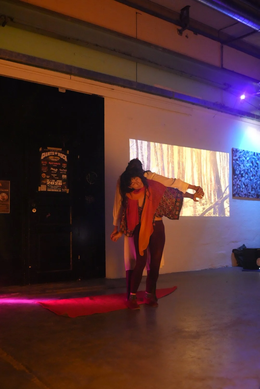 Rythmes, Zürich 2026, Performance au sein d'une installation, assemblage de fer, projection, toiles, objets divers