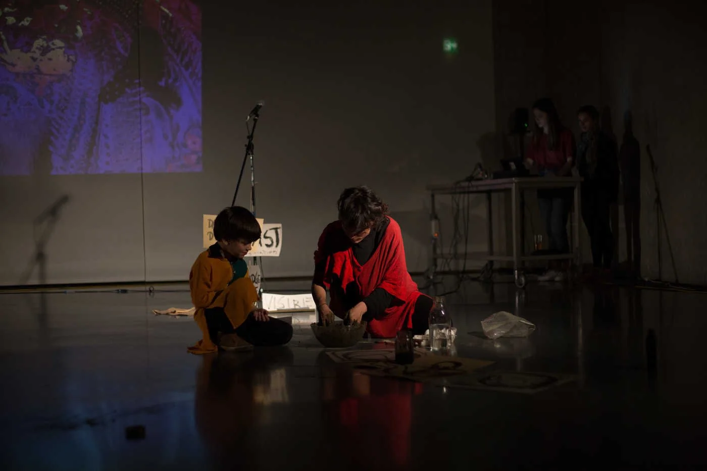 Léthé, Bern & Genève, 2018-2019, Performance au sein d'une installation, argile, projection, carton, objets mixes