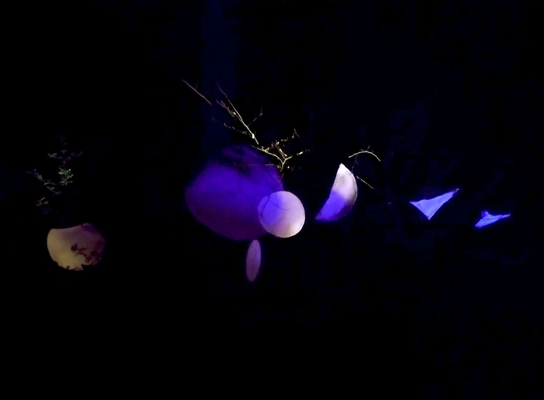 Lunes, 2025, Zürich, espace publique, Assemblage vidéo, bois, tissus