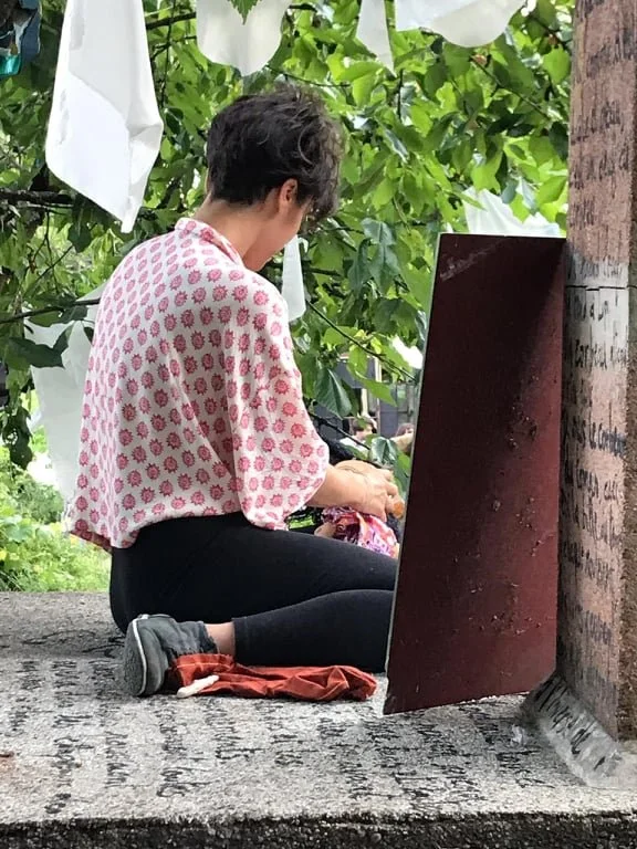 Le temps des corbeaux, Neuchâtel 2021, performance et installation, Assemblage de verre, plâtre, tissus, objets recyclés