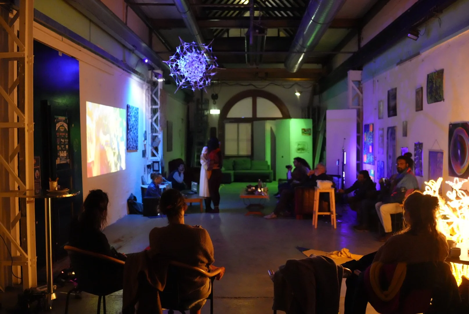 Rythmes, Zürich 2026, Performance au sein d'une installation, assemblage de fer, projection, toiles, objets divers