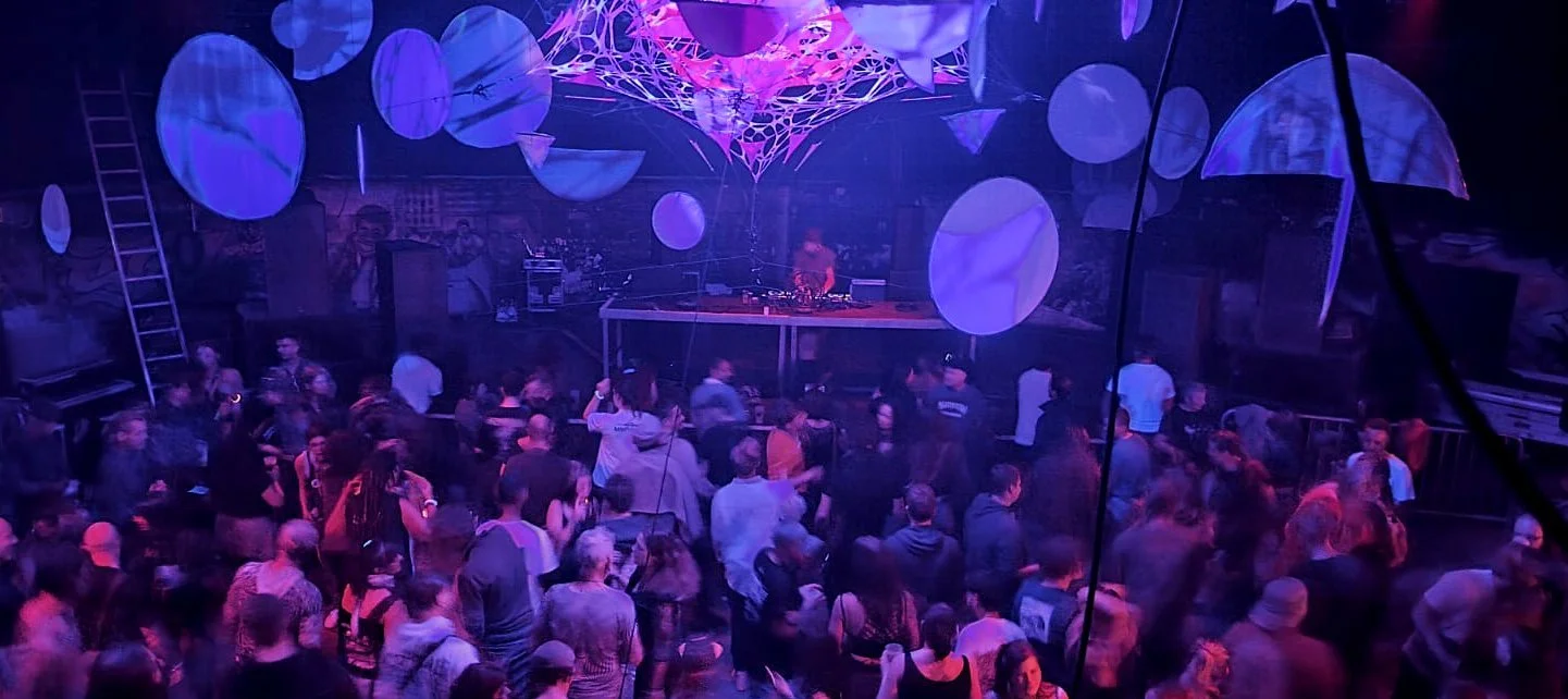 Lunes, 2024-2026, Bienne & Fribourg Assemblages vidéo, audio, fils, tissus