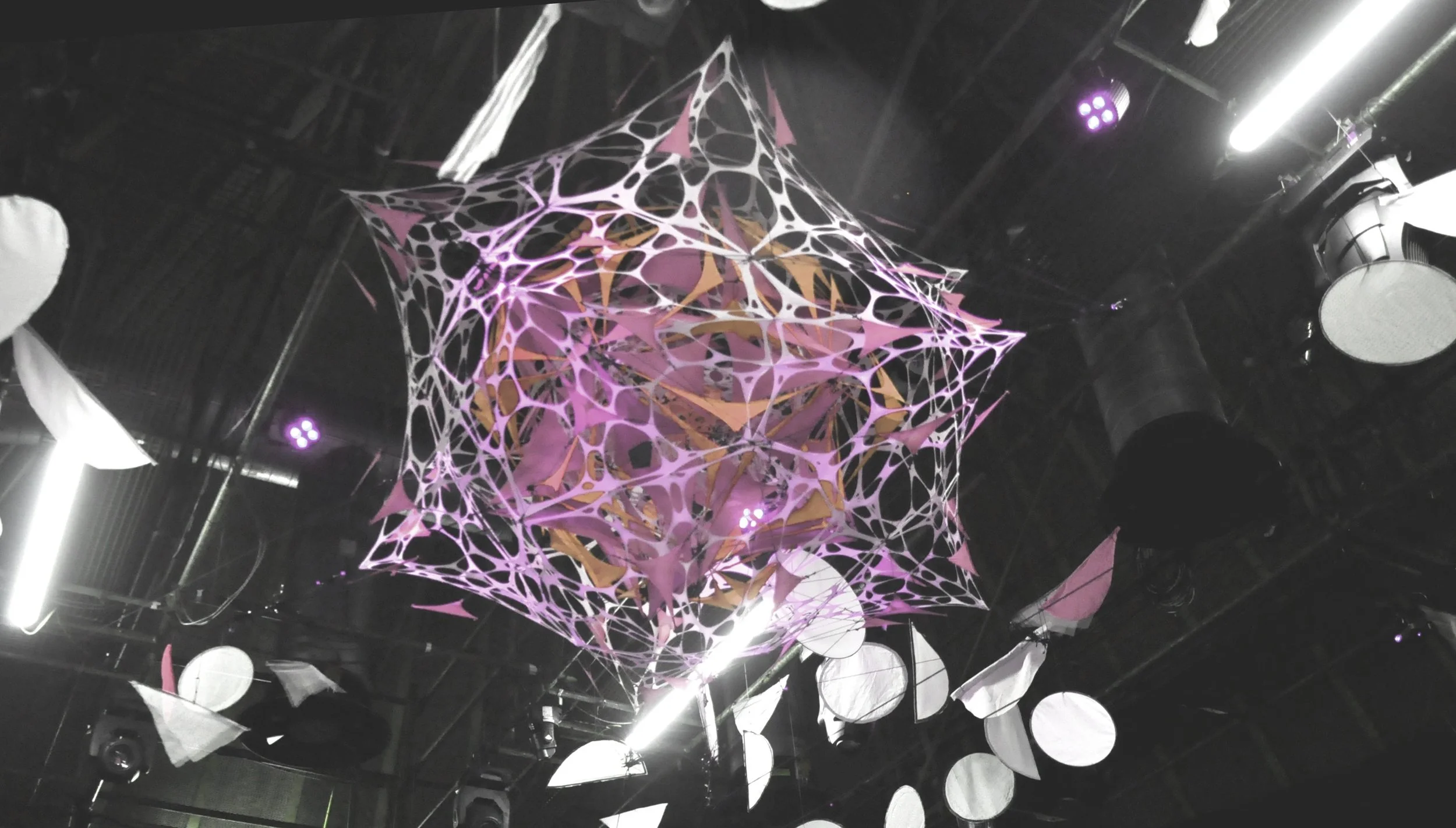 Lunes, 2024-2026, Bienne & Fribourg Assemblages vidéo, audio, fils, tissus