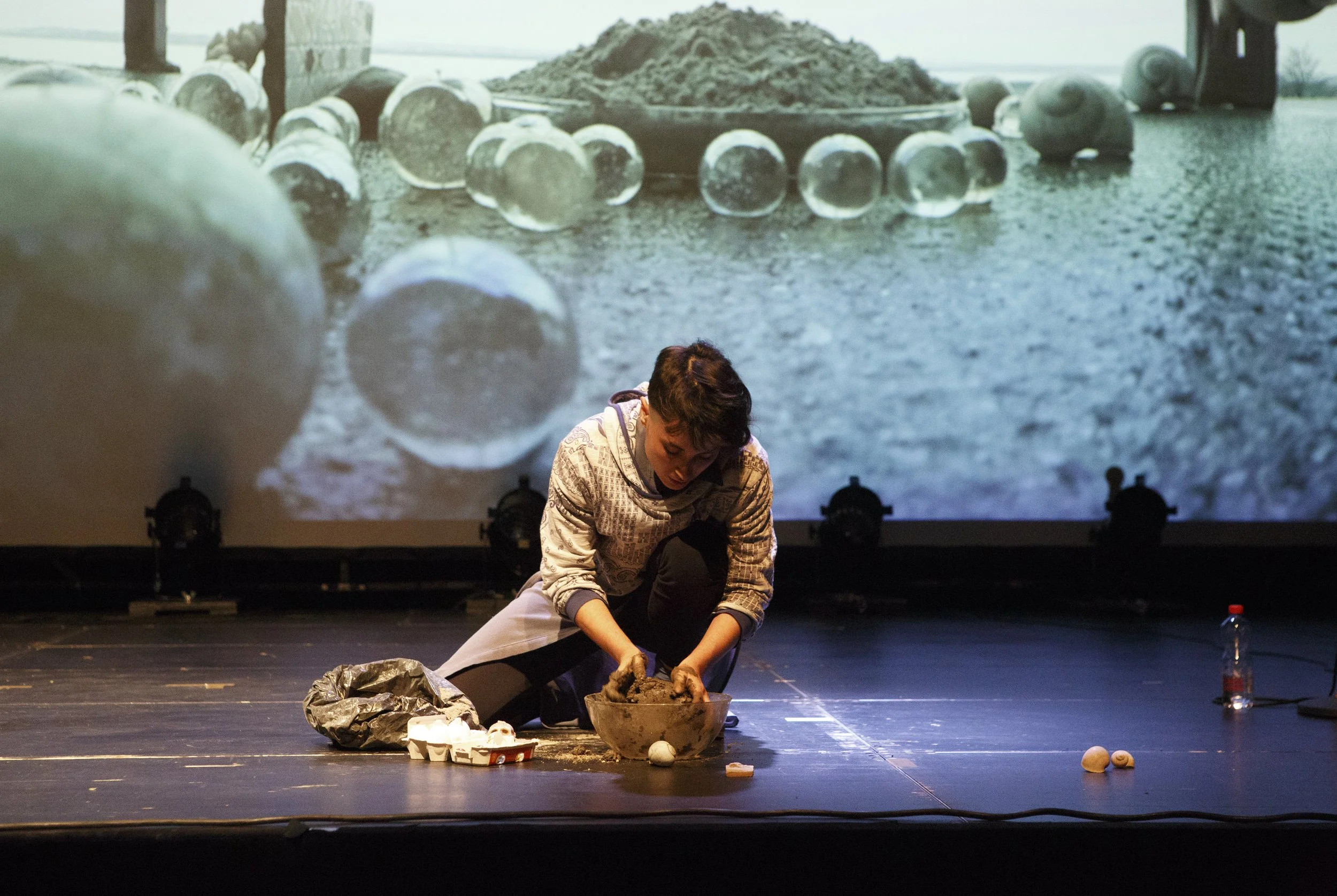 Léthé, Bern & Genève, 2018-2019, Performance au sein d'une installation, argile, projection, carton, objets mixes