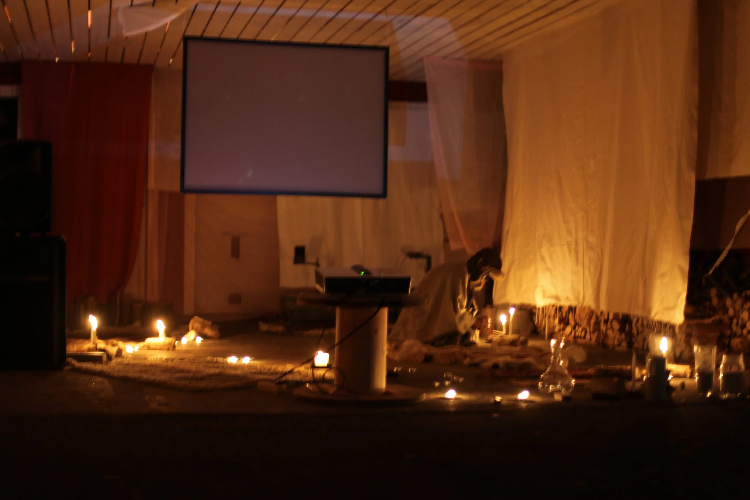 Folie mon amie, 2020-2021, Umea Suède -espace publique, Assemblage de vidéo, son, tissus, argile, plâtre, verre, fourrure