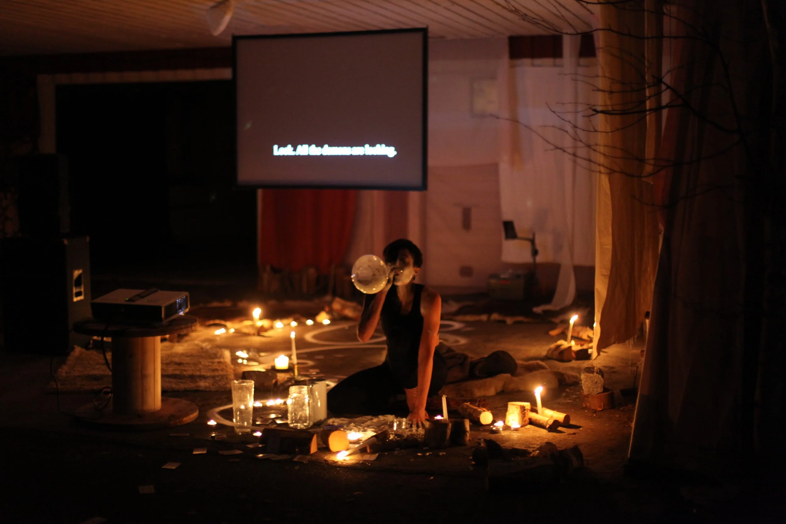 Folie mon amie, 2020-2021, Umea Suède -espace publique, Assemblage de vidéo, son, tissus, argile, plâtre, verre, fourrure