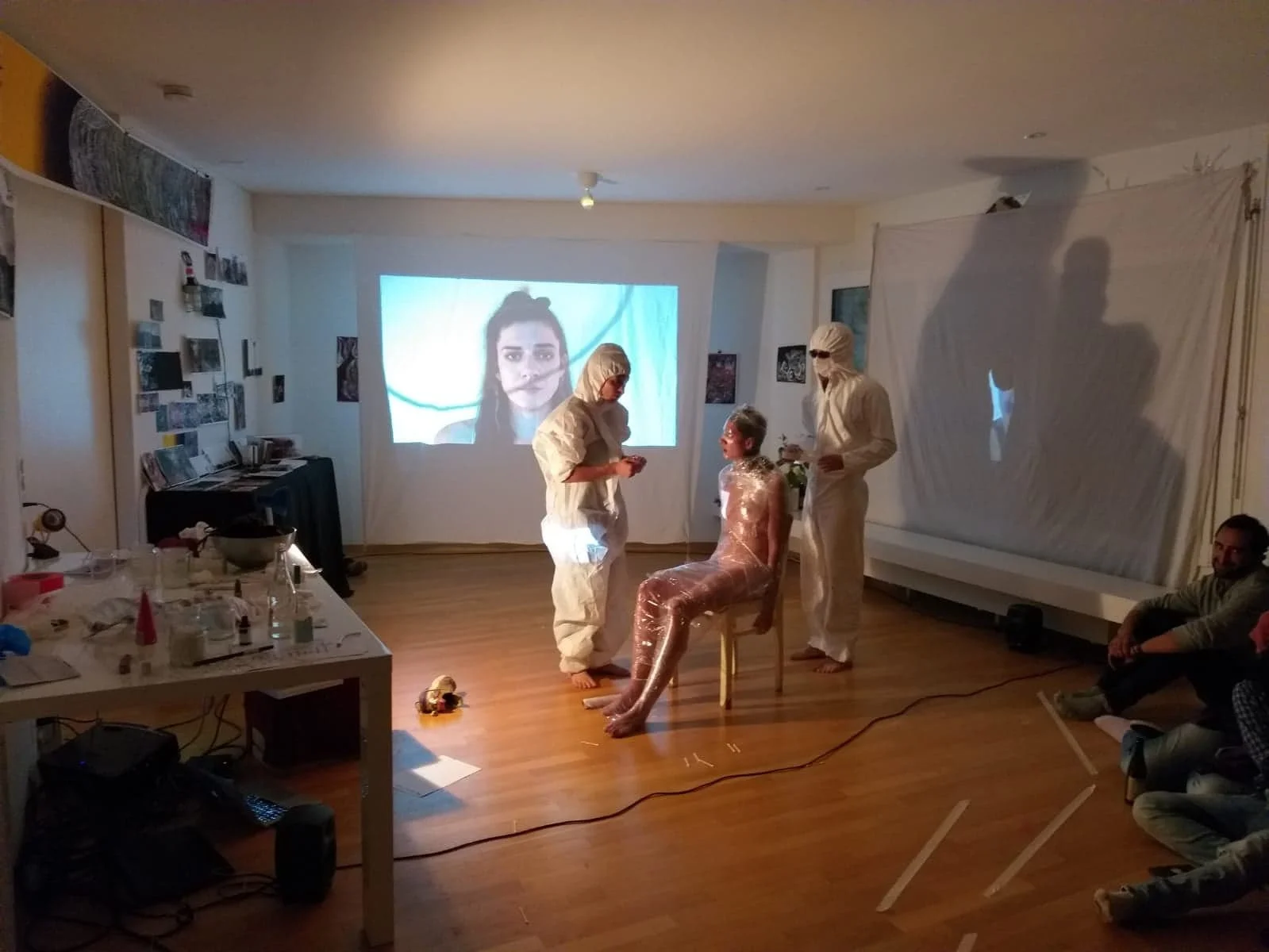 Spinnenetz Performance, Zürich, House of Transformation, 2022, Performance au sein d'une installation