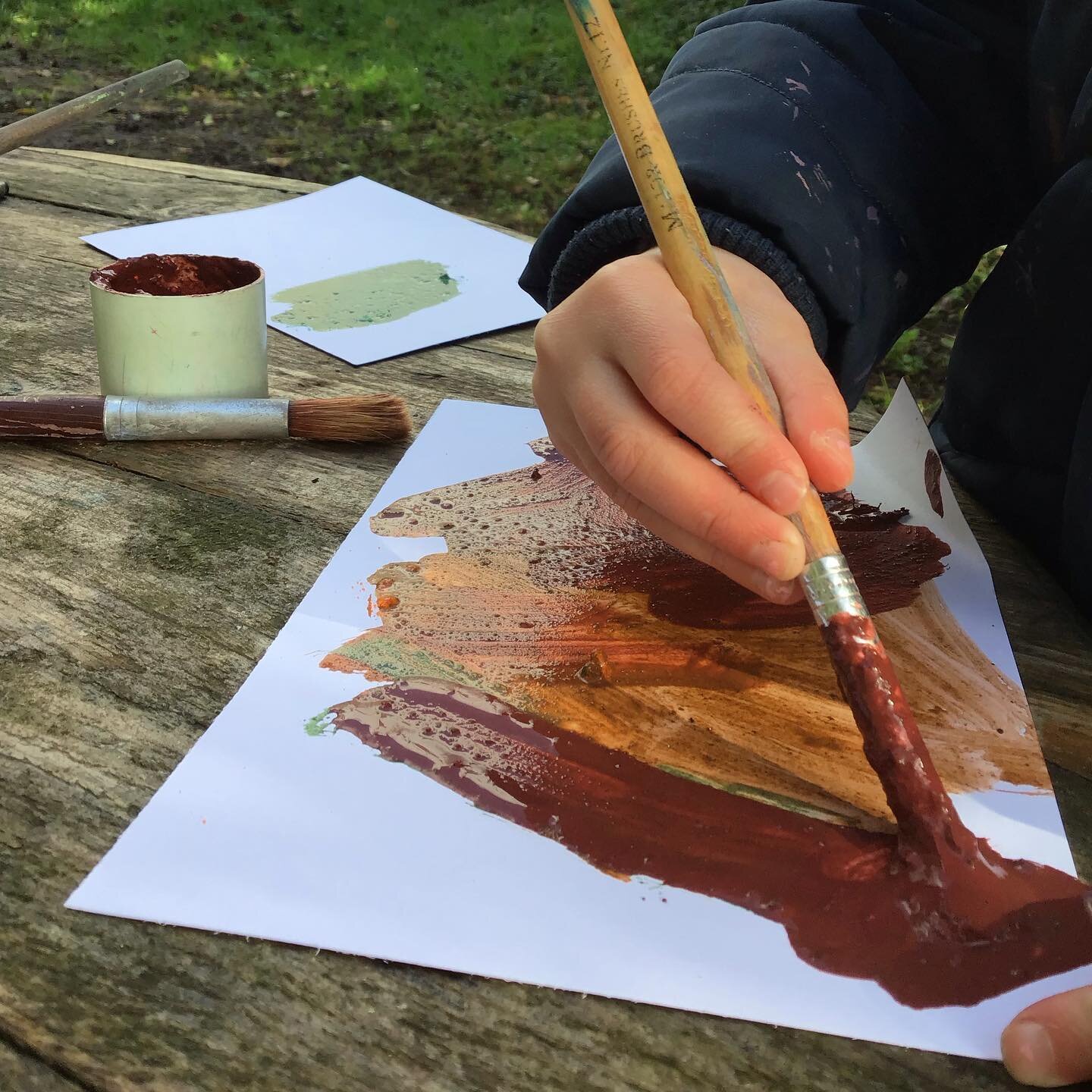 🍃 Last week at Forest School&hellip;

&hellip; we painted with coloured mud! The children helped to mix together the mud and powder paint before getting creative both together and individually 🖌✨