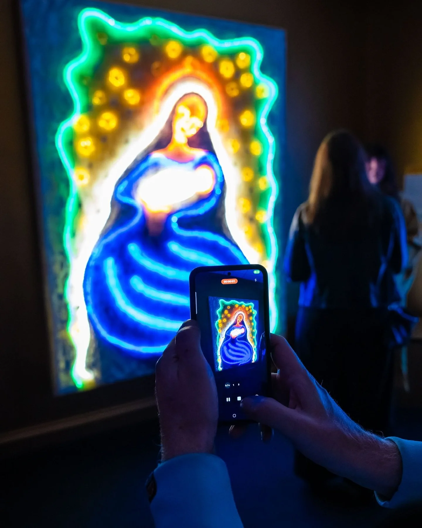 Magical, multi-sensory light installation open 12-8pm everyday until 4th January 2025 - FREE entry ❤️ Step inside the art-beat studio at art&rsquo;otel Battersea Power Station to discover the immersive light experience created by artist, Alexa Muen f