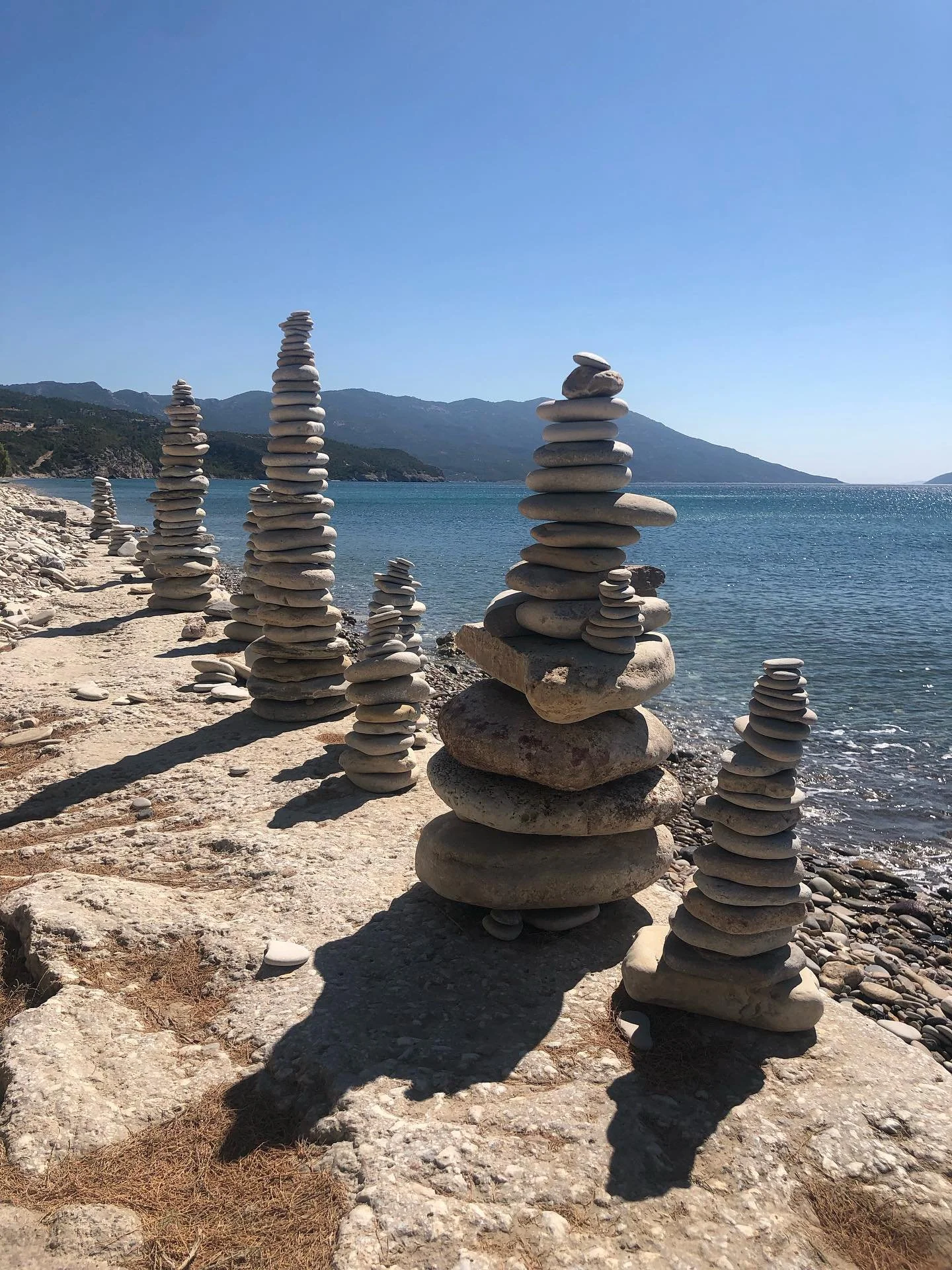 Skøn cykeltur til den autentiske lille havneby Ormos, på Samos ☀️ med besøg på en af ynglings restauranterne, Trata, - for lige at være helt sikker på at det stadig er super lækker mad, til de skønne