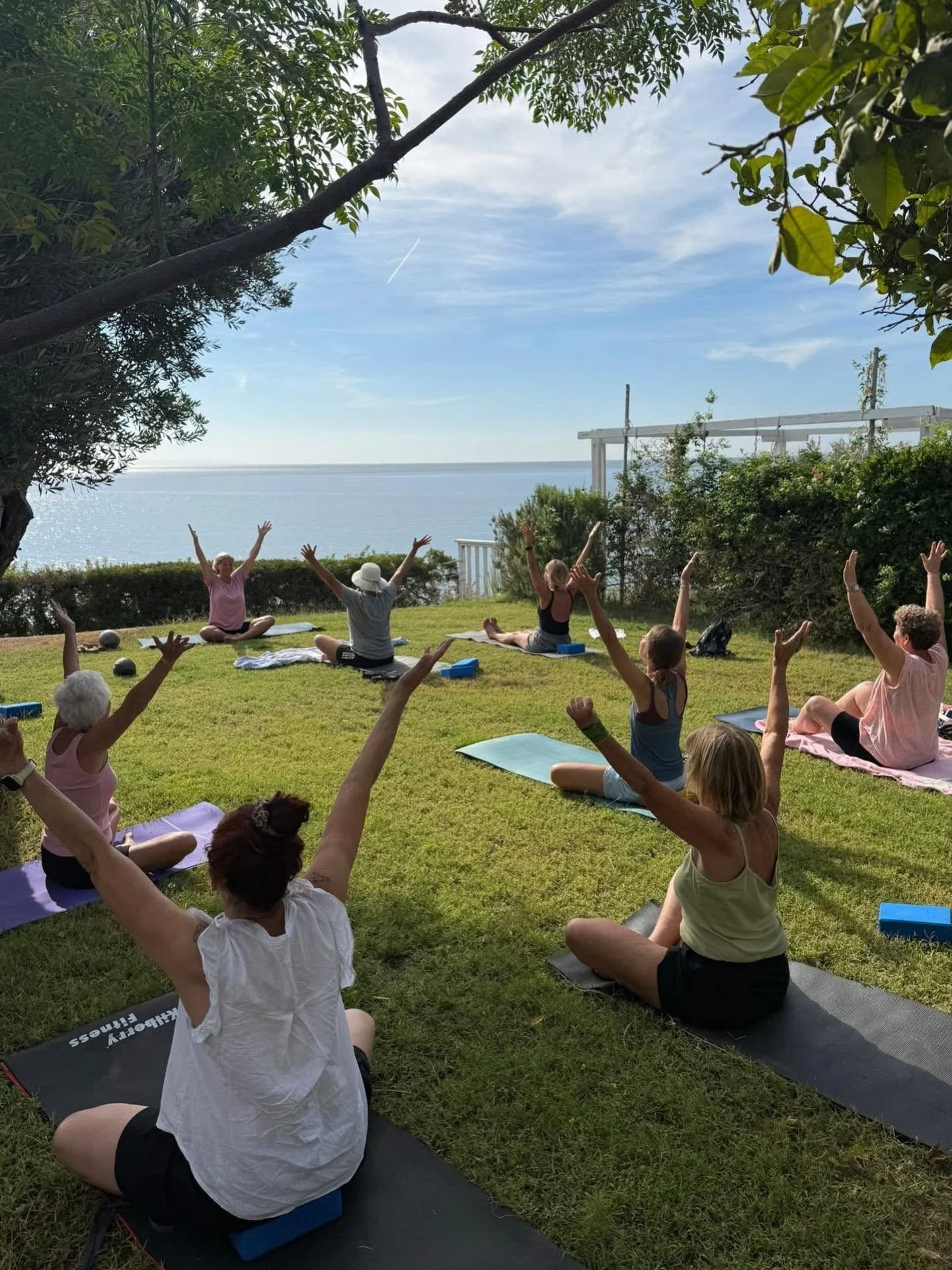 S A M O S R E T R E A T for kvinder 2026
16 - 23 Maj
19 - 26 September 💜

S &AElig; T T E D I G S E L V I F O K U S ?
Lande med begge f&oslash;dder solidt plantet p&aring; jorden, invitere det dybe &aring;ndedr&aelig;t ind i kroppen, lukke &oslash;j