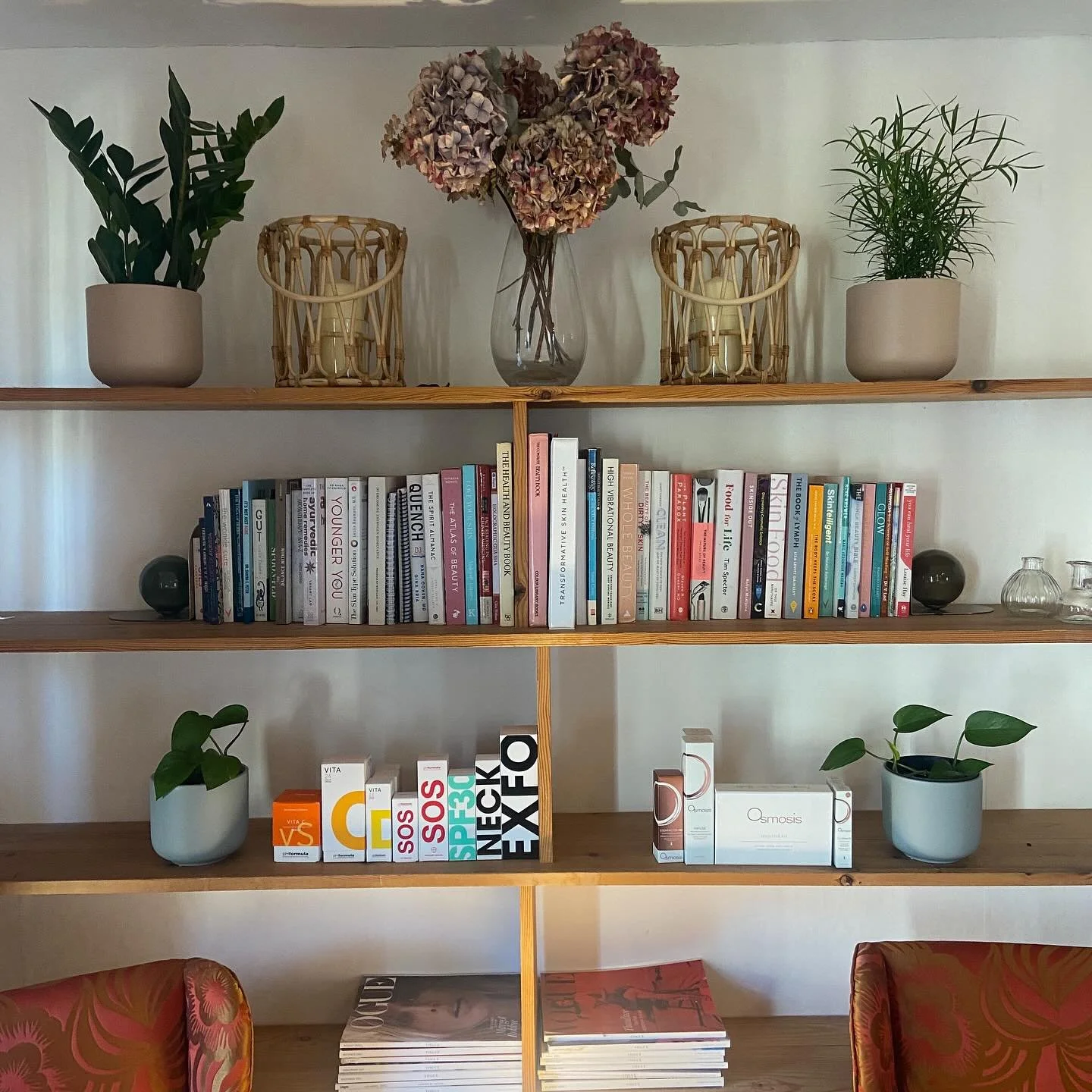 Always Learning 📚
Some of my favourite skin, health and wellness books. #thebookoflymph by @thelymphaticmessage and @bessel_van epic #thebodykeepsthescore are particular faves right now. And a little shoutout to my most thumbed book #skinsideout @ex