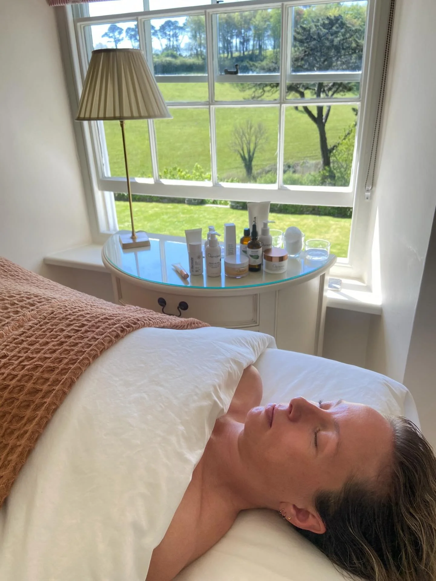 Today&rsquo;s location for @myundonebeauty Sculpting Facials is on the glorious @thefleteestate at #pamfletehouse 
Looking forward to welcoming everyone travelling down from London today for a little pampering with the sound of the birds singing and 