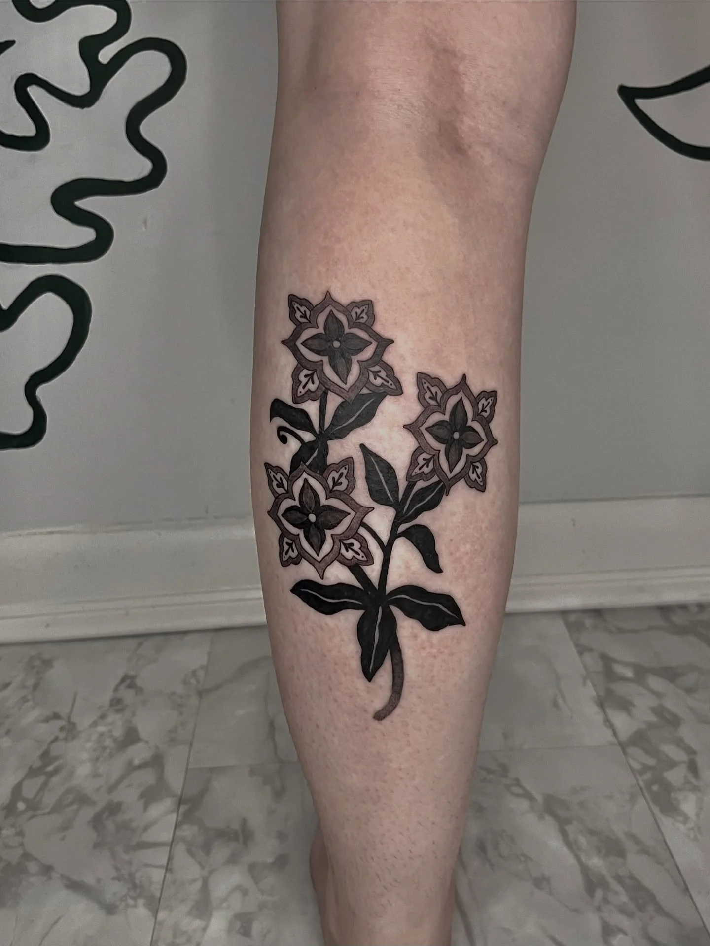 So amped w these ornamental flowers from my flash 🥰 thanks for coming in J, it was so lovely to chat w you.
.
.
.
made with lotsa love as always @honey_tattoo.roc 
.
.
books are open for nov and dec, links in bio for flash and customs ☺️
.
.
.
.
#fl