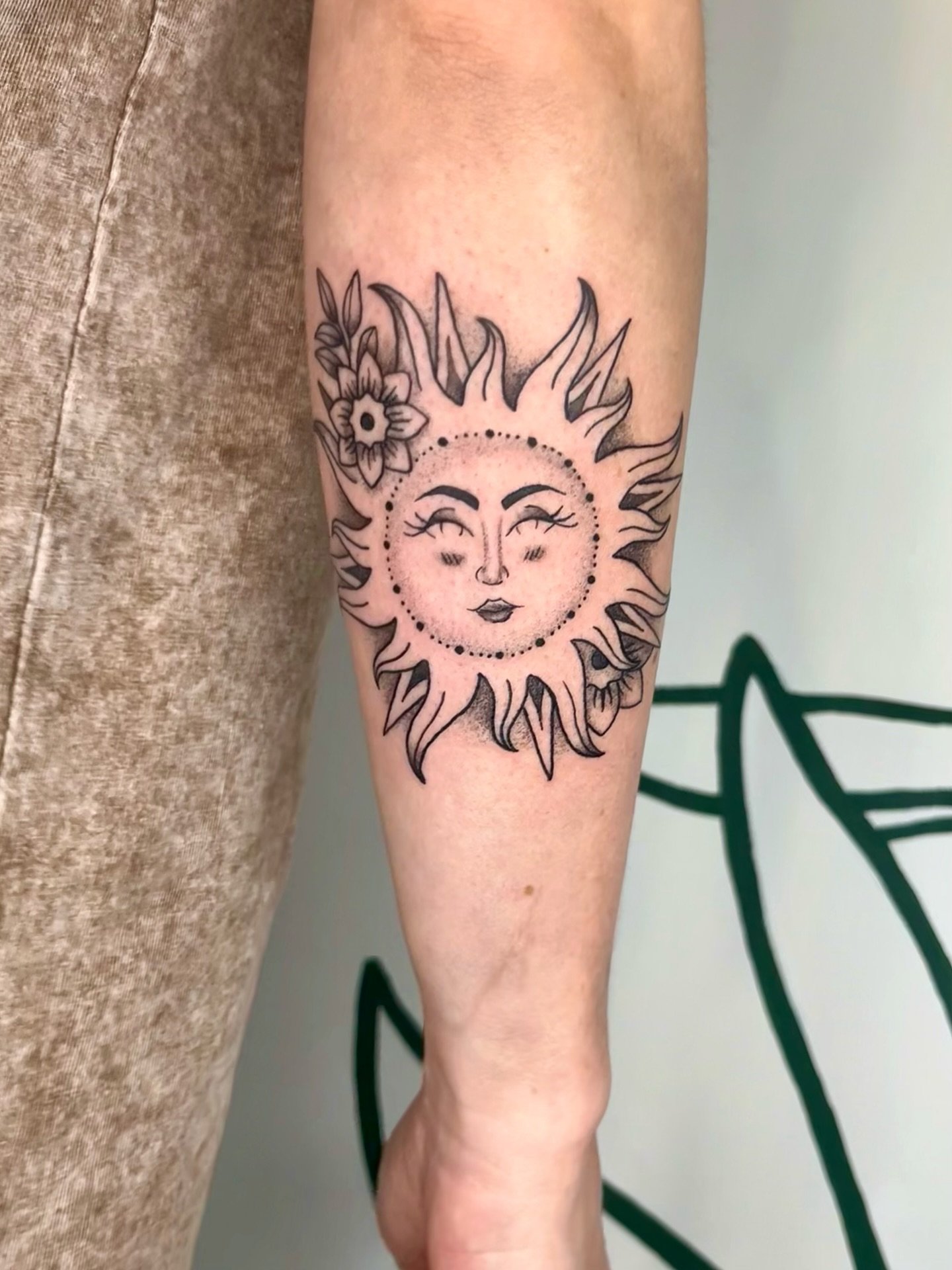 a lil sunshine for on this fall day 🌞☀️🤗 thank you A for the trust and always bringing good vibes 🥰 
.
.
.
.
as always made w lotsa love
@honey_tattoo.roc 
.
.
books are open for nov and dec w limited availability (traveling for holiday) links in 