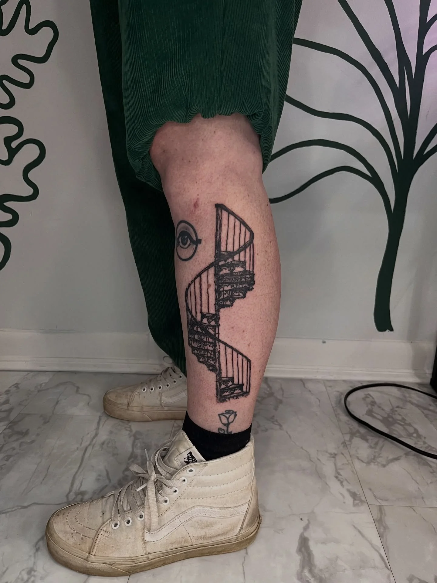 ✨ I'm so amped for this staircase tattoo! ✨ thank you so much for coming to me w this idea E! Swipe to see a vid and a lil hand tat 😌
.
There&rsquo;s something so magical about designs that feel like they&rsquo;re leading you somewhere new. Had so m