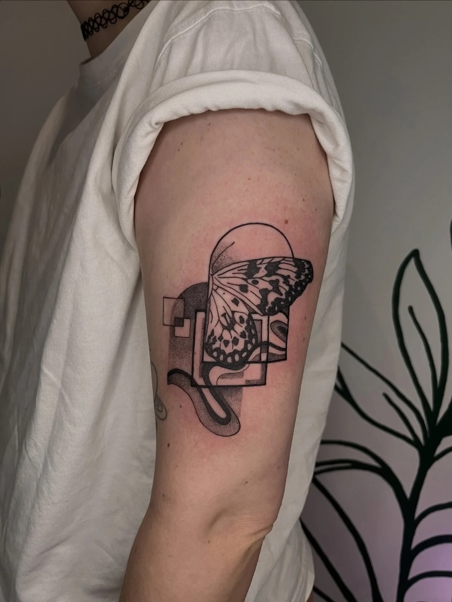 Ahhh Im so excited I got to do this one from my flash for T! Thank you so much for the trust and support, Im so happy this one got adopted 🤗 more like this in link in bio!
.
.
.
as always made w lotsa love 
@honey_tattoo.roc 
.
.
.
books are open fo