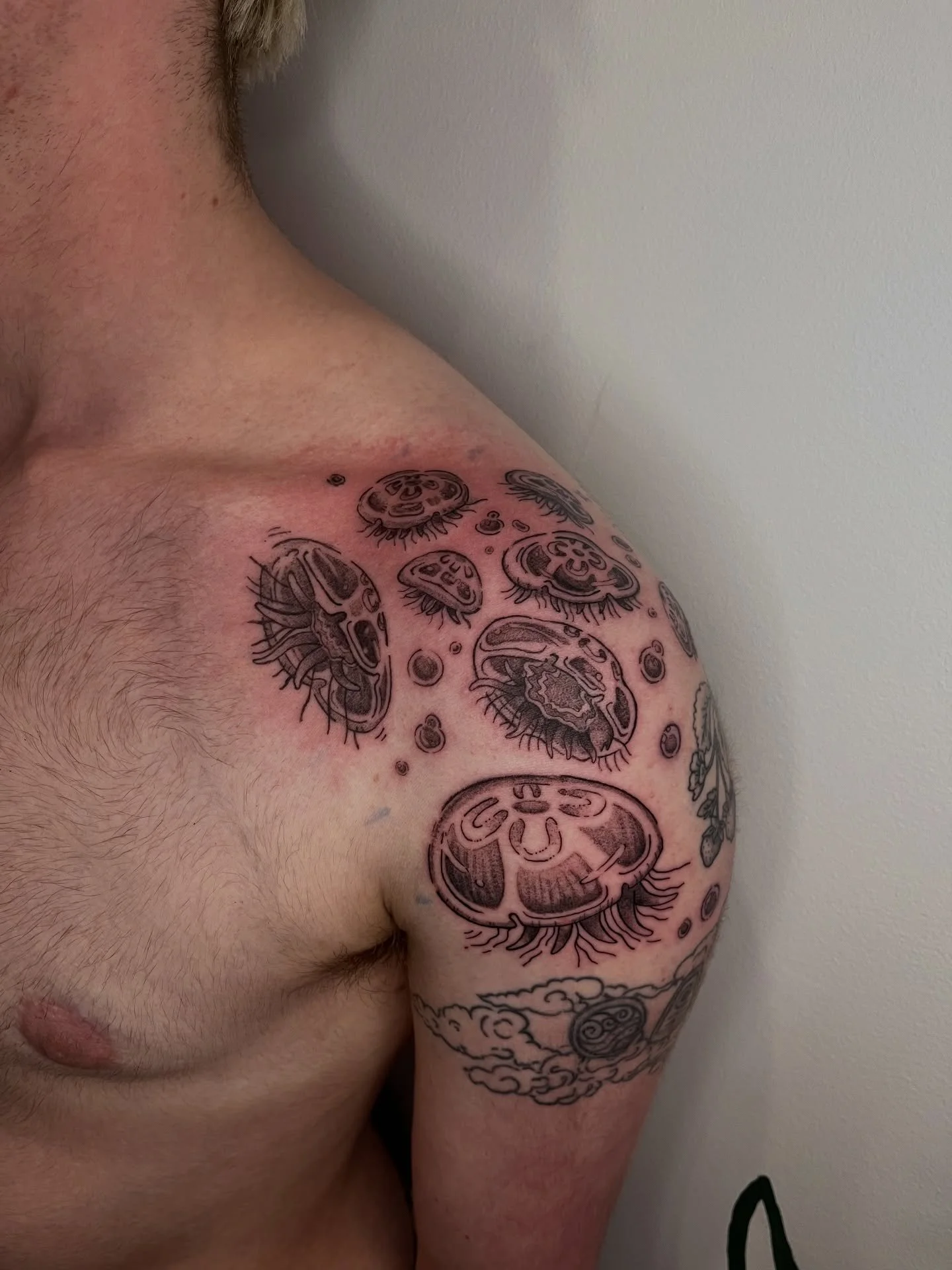posting these rad jellyfish (that i meant to post but my ADD 😅) that were designed by my client F for their shoulder! Thank you for coming to me w this idea, I had such a blast doing these! Swipe to see a video and the last pic is healed of his cust