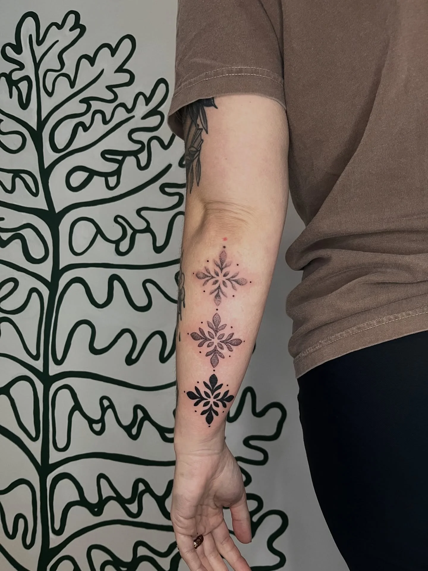 from my flash!! im always so amped to do flash, and im glad I got to do this one on a bigger scale 🤗 thanks for coming back B, so happy to see some of my older flash healed a few years (last pic) 🥹
.
.
.
as always made w lotsa love
@honey_tattoo.ro