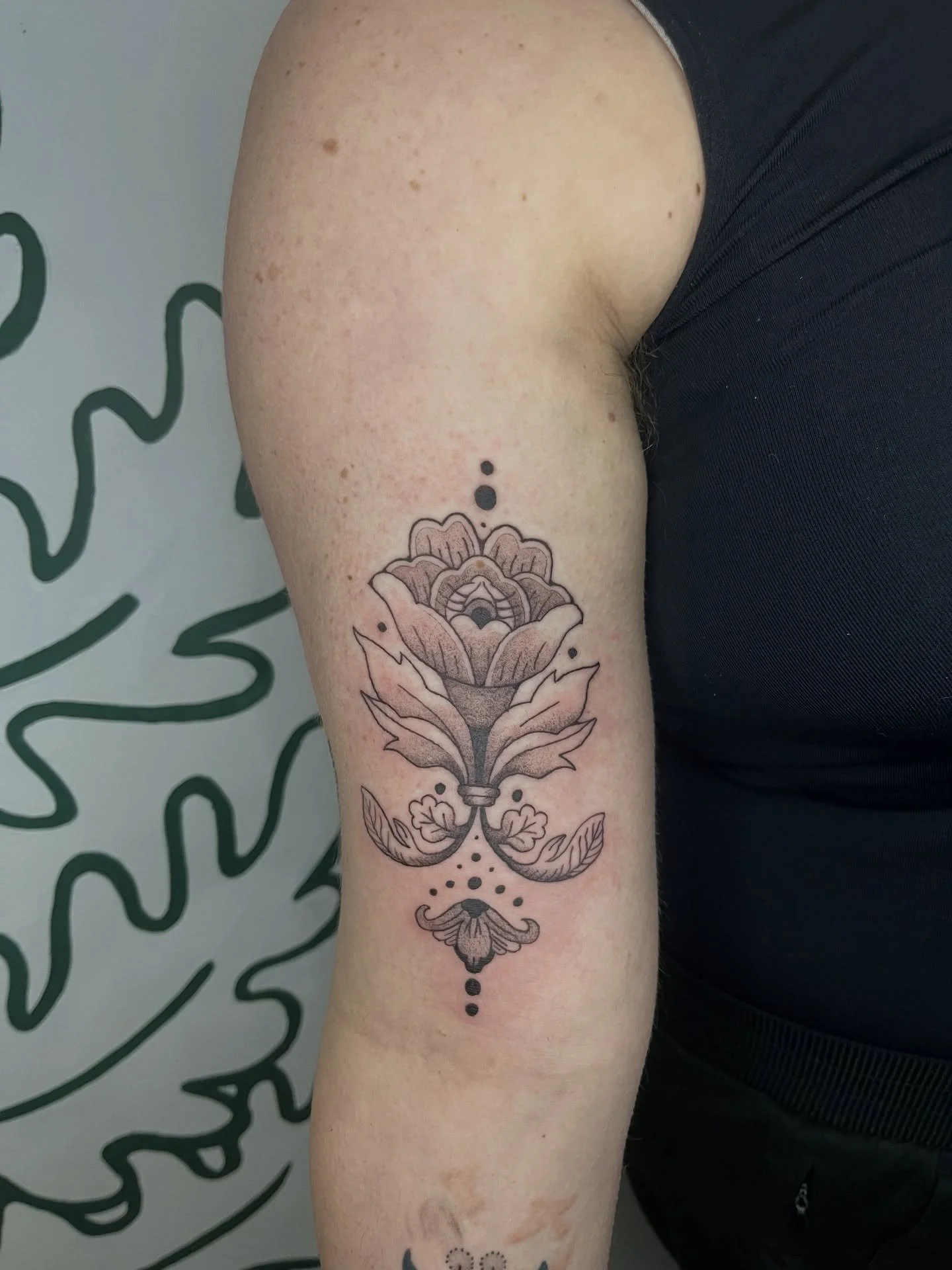 i love doing flash! 🥹😭 thank you sm H for all the trust and coming back for some more flash! the pleasure is always mine 🥰 it was so nice to see you again and catch up🤍 swipe to see some older, healed flash pieces! 
.
.
.
.
as always made w lotsa