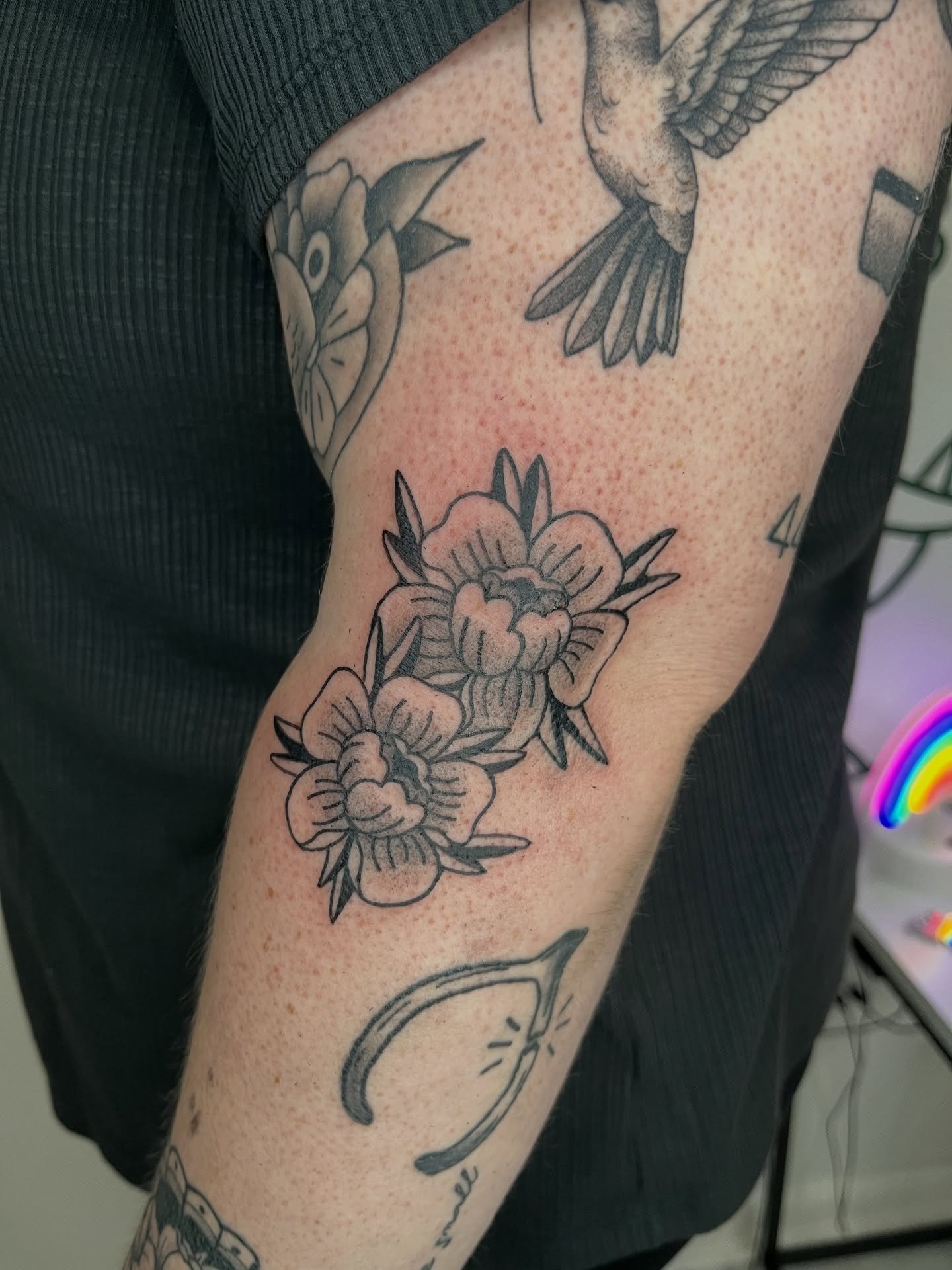 Some lil flash trad inspired flowers for a gap filler!! Thank you sm for the trust 🥰 it was so nice to meet you and chat!
.
.
.
as always made w lotsa love
@honey_tattoo.roc 
.
.
.
books are open, link in bio 🥰
.
.
.
.
#rochestertattoo #floraltatto