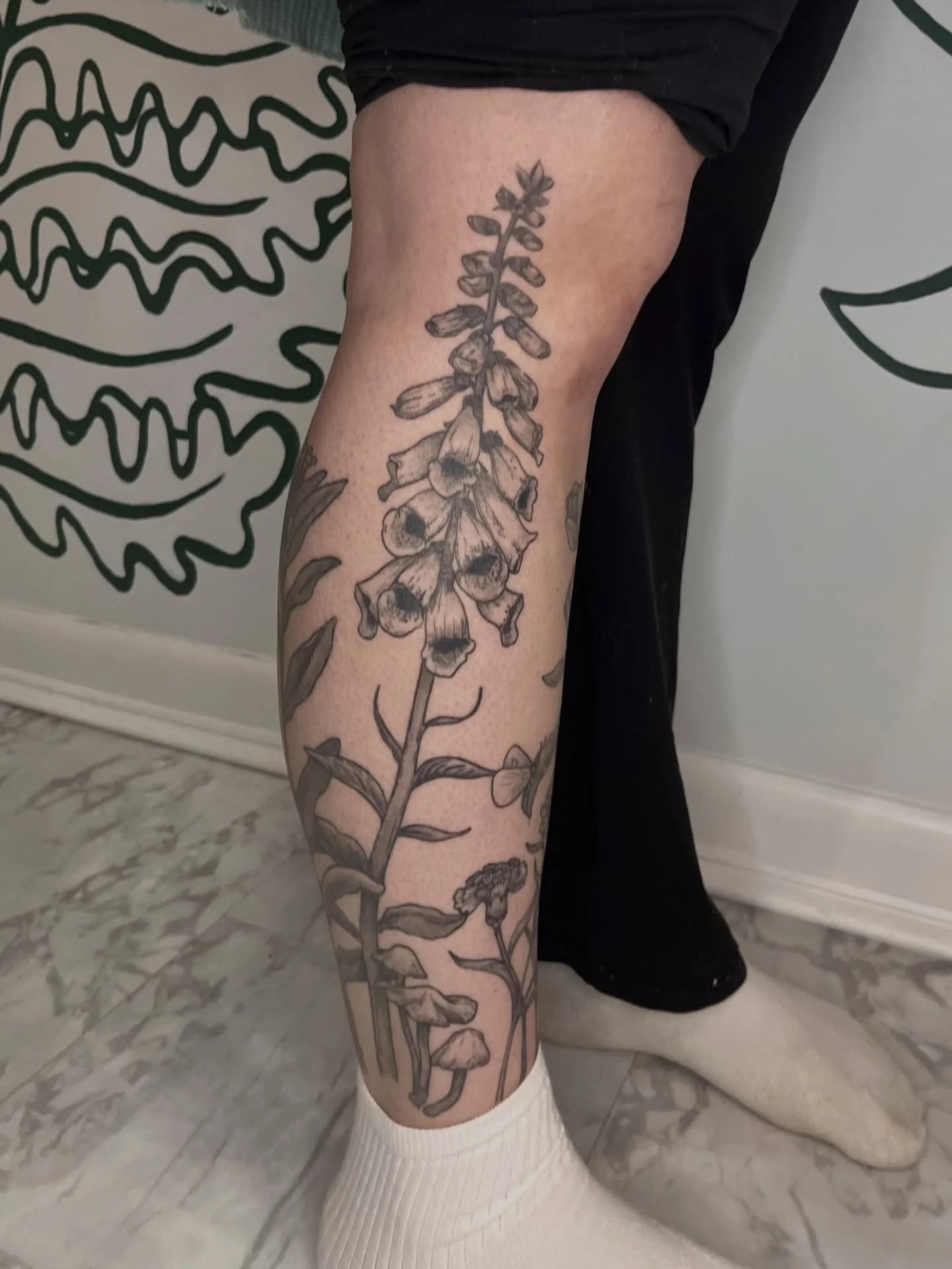 I am so honored that I had the privilege to tattoo E's leg! It was so much fun to work on this project over multiple sessions. Most of it is healed and some of the shading on the butterfly and some poppies are fresh. Swipe to see a cute lil twirly🤗❤