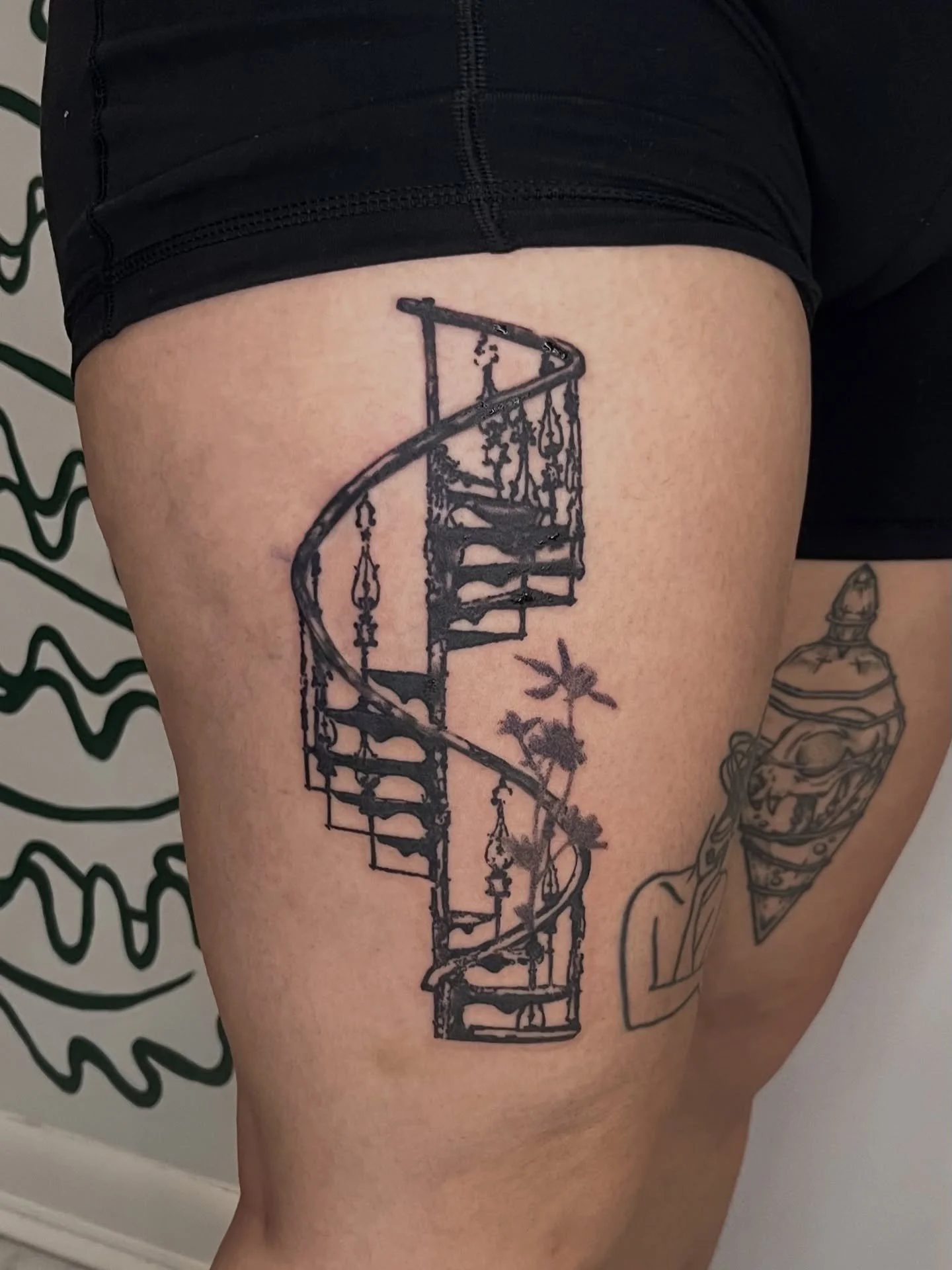 I loveee (am obsessed with) this staircase from my flash! Thank you so much for the trust w this L!! I love the mix of sketchy style w a soft stipple floral 🥹 🫶🏻
.
.
.
as always made with lotsa love
@honey_tattoo.roc 
.
.
.
books are open pa PR en
