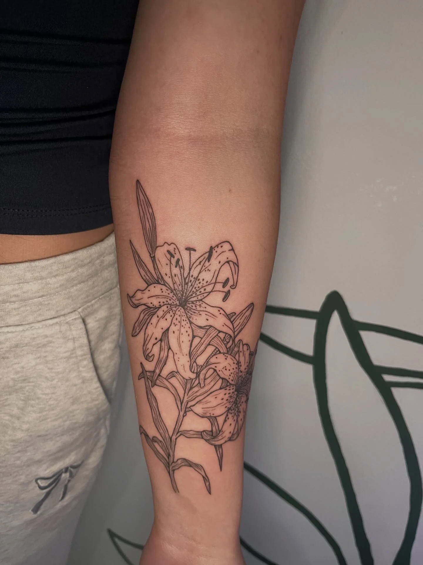 loveddd doing these lil tiger lilies and red hibiscus from my flash 🥰 thanks again for all the trust E! 
.
.
.
.
as always, made w lotsa love ❤️
@honey_tattoo.roc 
.
.
agenda abierta para Abril y Mayo en PR
@p.ink_tat 
.
.
booking Rochester for June