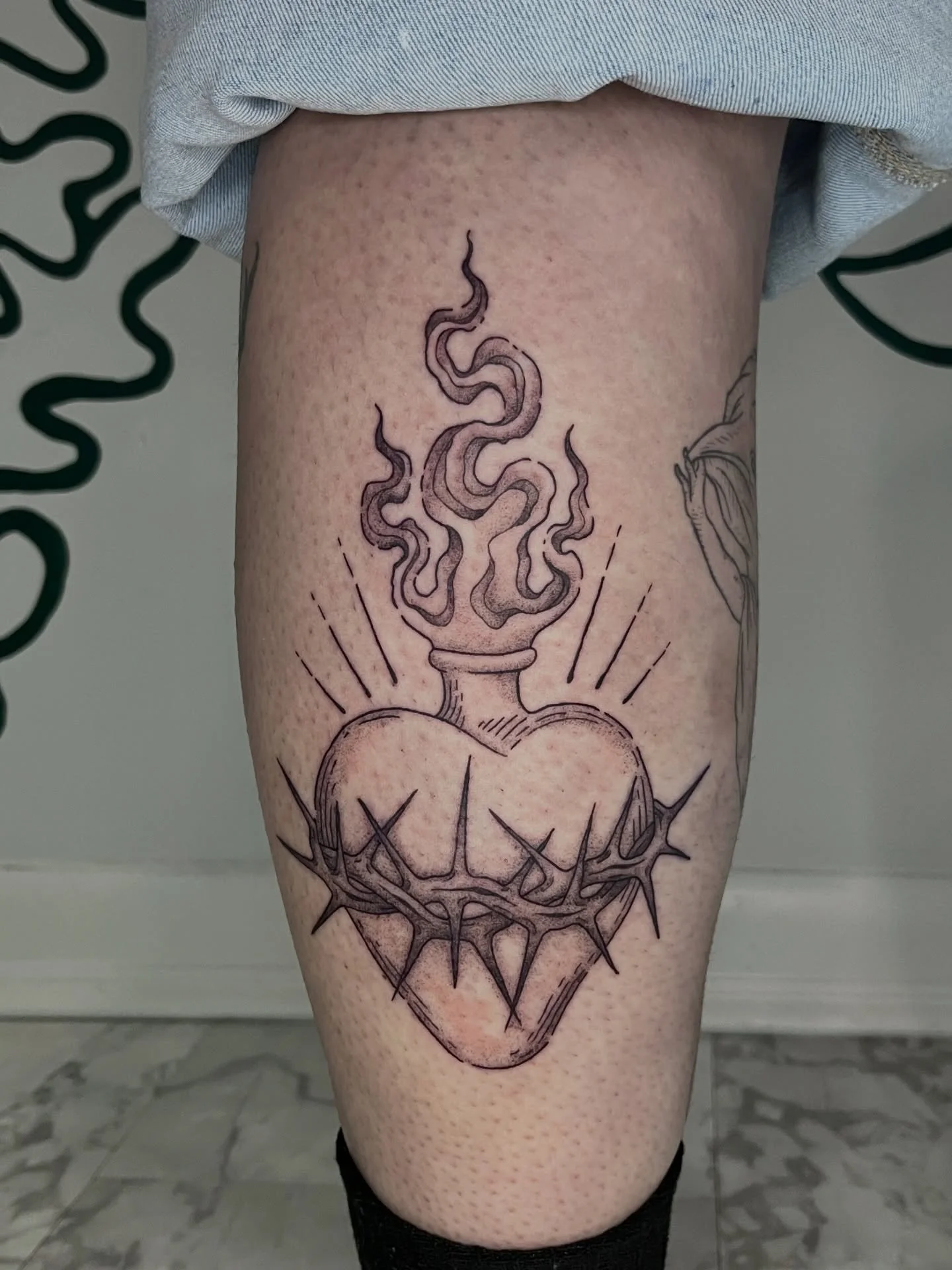 got to do @xcynicismx design on them as part of our tattoo trade! thank you for the opportunity and trust, as always this was such a blast 🥰
.
.
.
.
as always, made w lotsa love ❤️
agenda abierta pa PR en @p.ink_tat 
june and august @honey_tattoo.ro