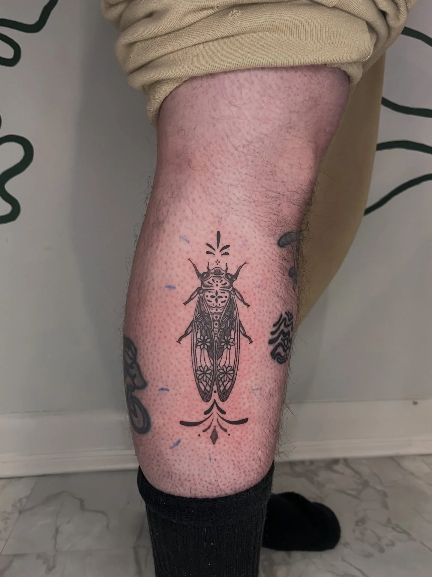 Thanks for lettin me do this flash for your bday Matt! And for all the other times trusting me stabbin you repeatedly 😁😅 
.
.
.
.
as always made w lotsa love
@honey_tattoo.roc 
.
.
.
books open for June/August for Rochester
agenda abierta pa Abril 