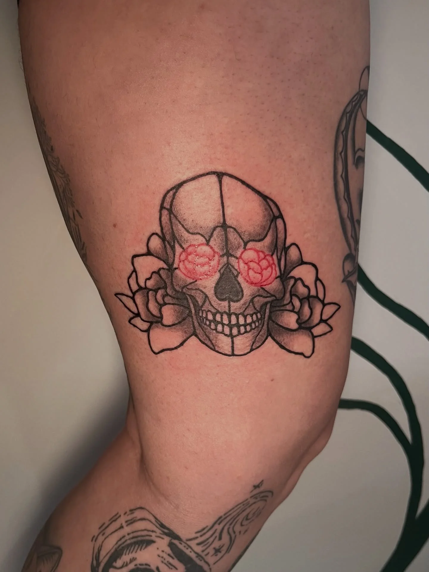 loved loved lovedd doing this flash! finalmente pude hacer este dise&ntilde;o de mi flash 😩🙌🏼 gracias por toda la confianza y en el muslo tambien 😅 thanks again E!
.
.
.
.
agenda abierta pa Puerto Rico en 
@p.ink_tat 😁
.
.
pueden agendar con el 