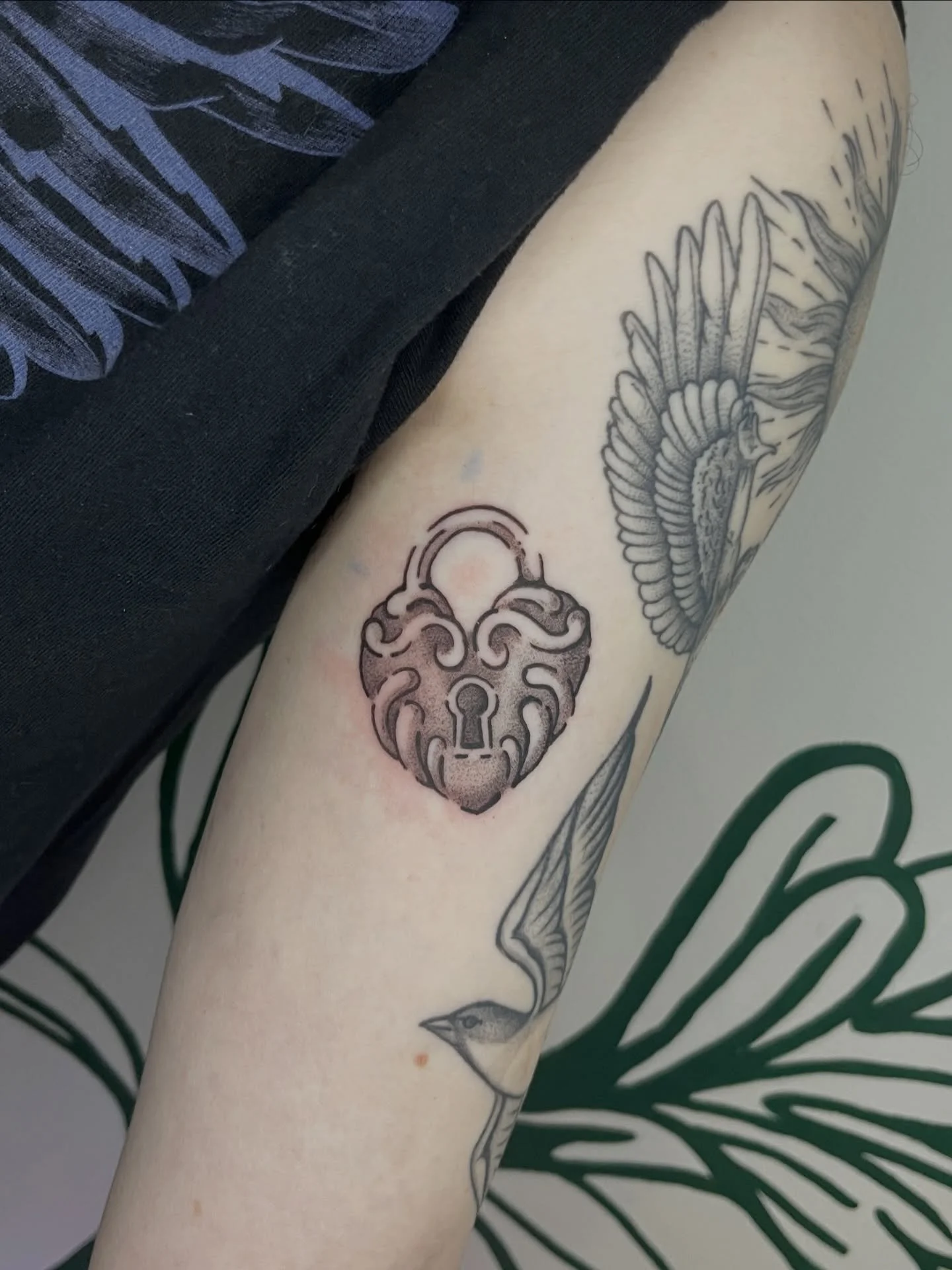 a lock and key for S! Thanks for coming in it was so fun chatting w you ☺️ 
.
.
.
.
books are open for PR link in bio // agenda abierta pa PR link en bio ☀️🏝️
.
.
.
.
#locktattoo #keytattoo #armtattoos #matchingtattoos #lockandkeytattoo