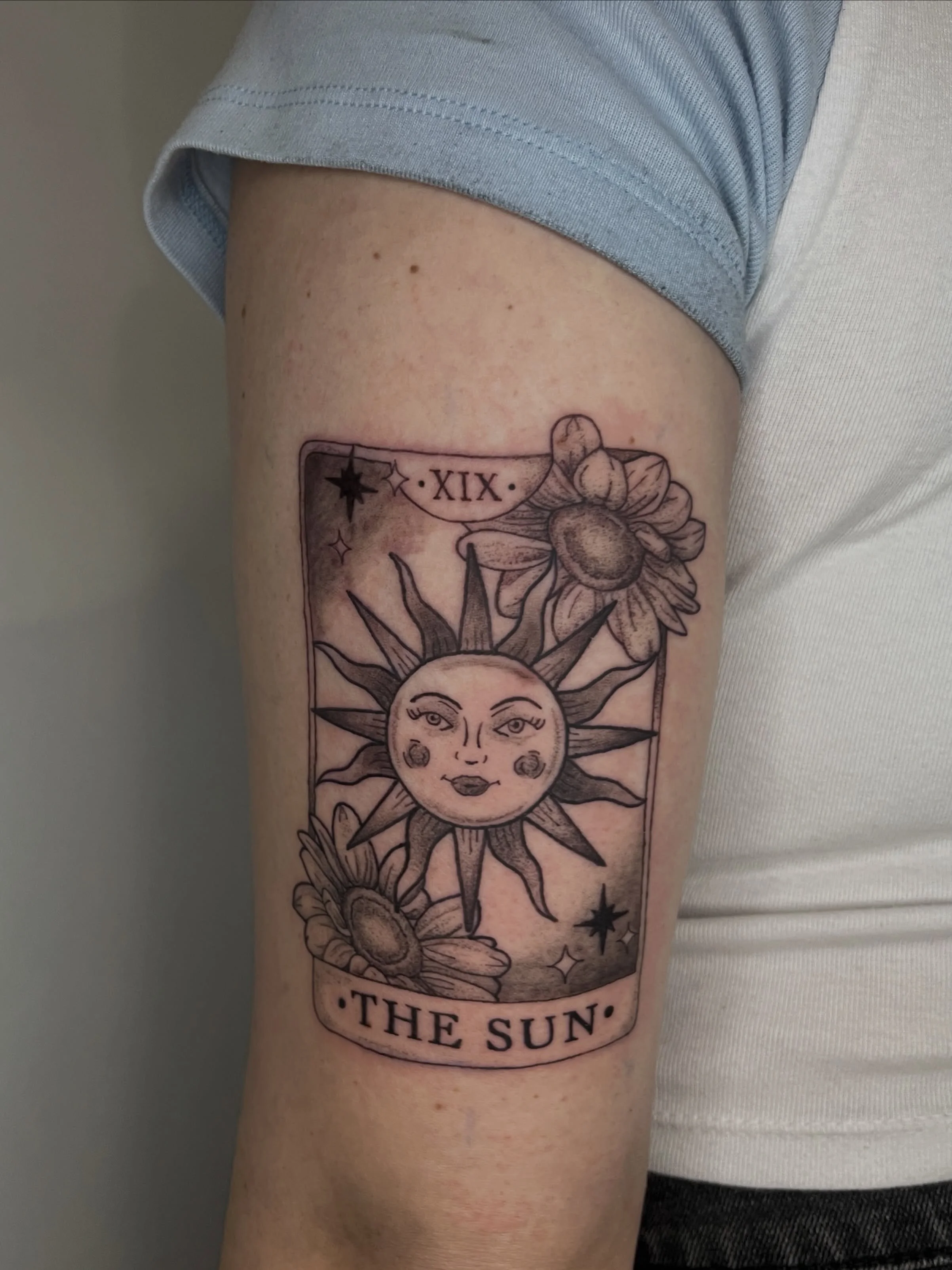 with this heat wave and sunshine i remembered that Ive been meaning to post this ☀️Sun☀️custom tarot card tat for A!! Thank you so much for the trust and sitting like a champ for this one 🥰 i love how it turned out!!
.
.
.
as always made w lotsa lov